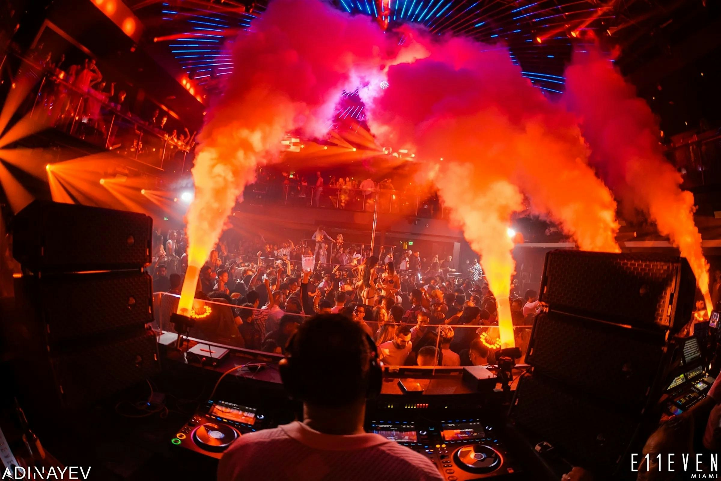 BEST MIAMI PARTY PACKAGE – FREE DRINKS – PARTY BUS – HIP-HOP CLUBS & LATIN at Ocean Drive – Miami Beach, FL