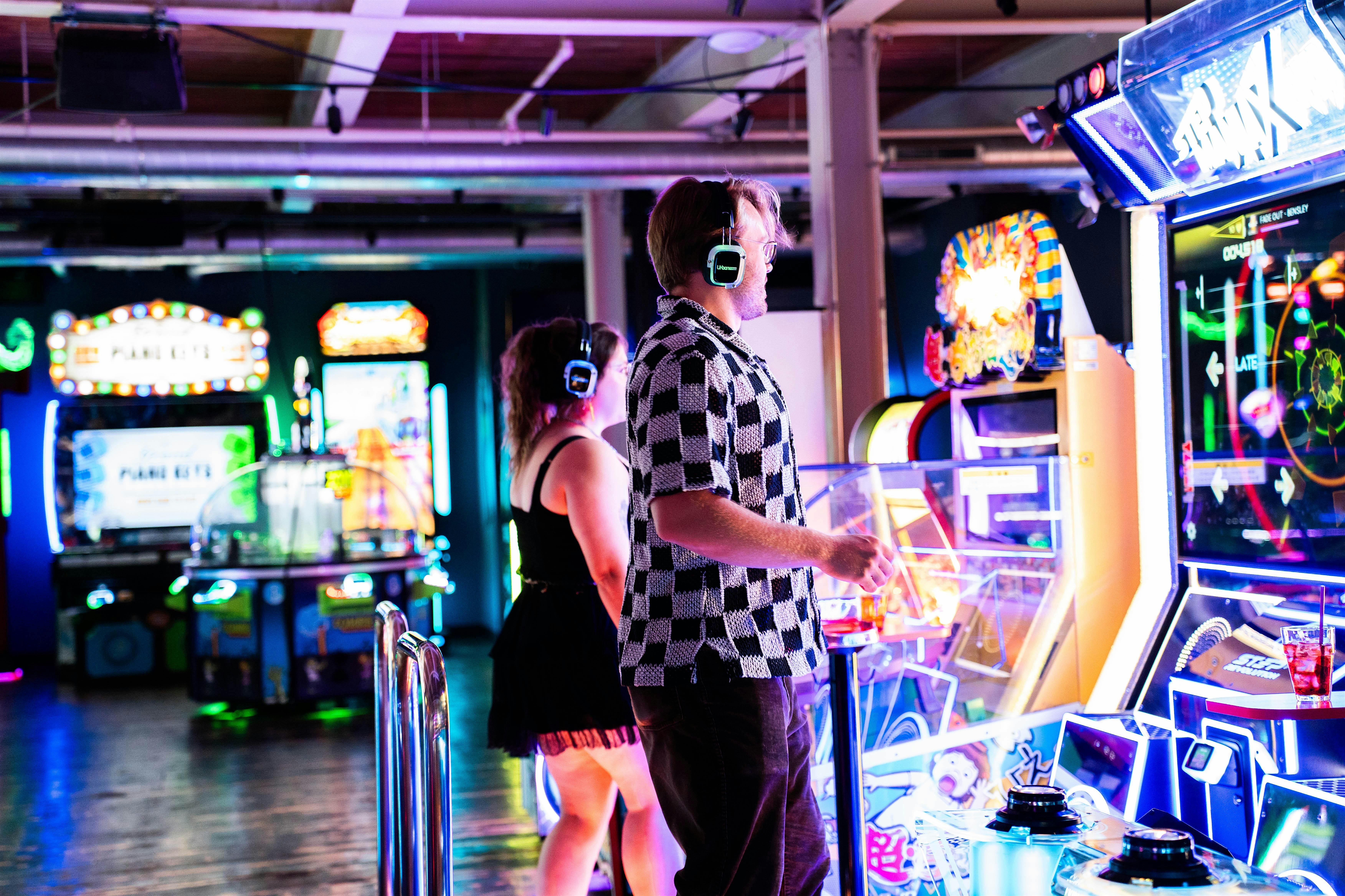 SILENT PARTY: CHARLI XCX vs. TAYLOR SWIFT (Pop • Throwbacks • Anthems) at Elston Electric – Chicago, IL