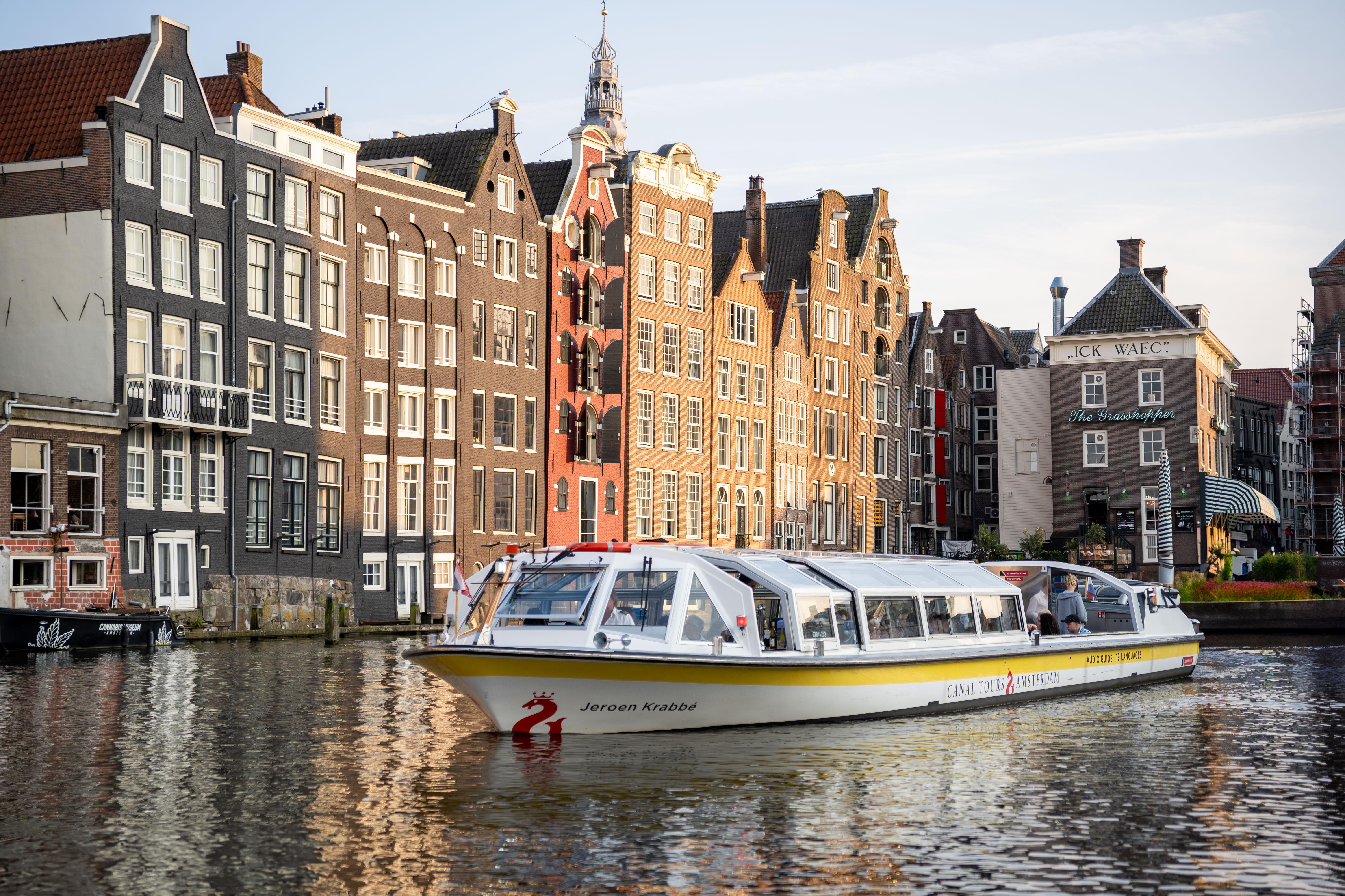 Amsterdam: Canal Cruise with Free Dutch Stroopwafel – Amsterdam, Netherlands