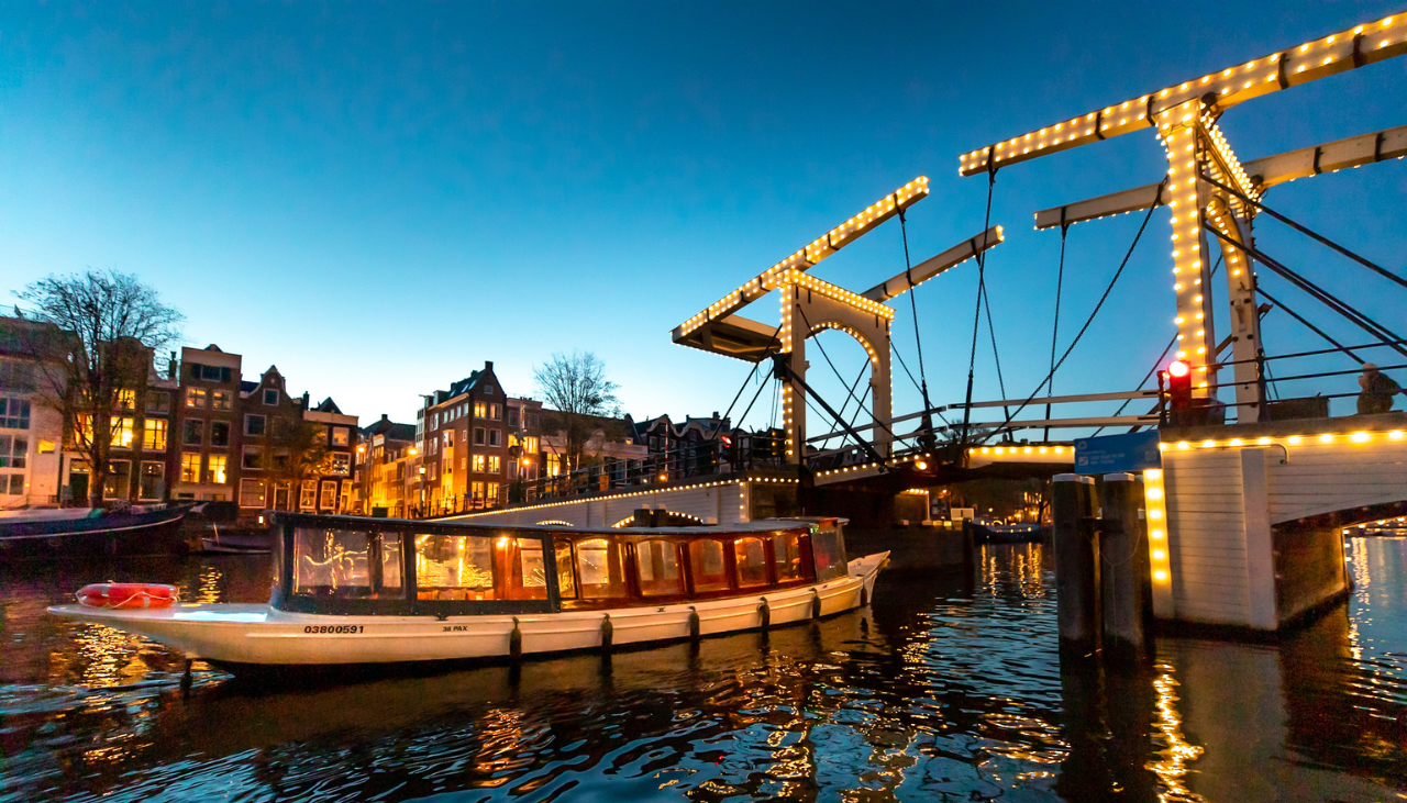 Amsterdam: Evening Canal Cruise with (Open) Bar on Board – Amsterdam, Netherlands