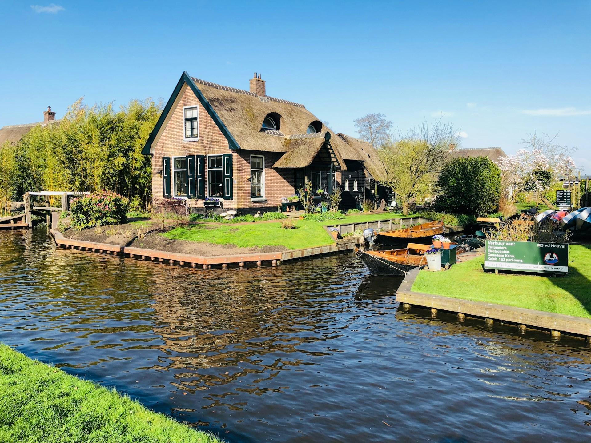 Amsterdam: Explore Giethoorn in a Private Tour with Driver – Giethoorn, Netherlands