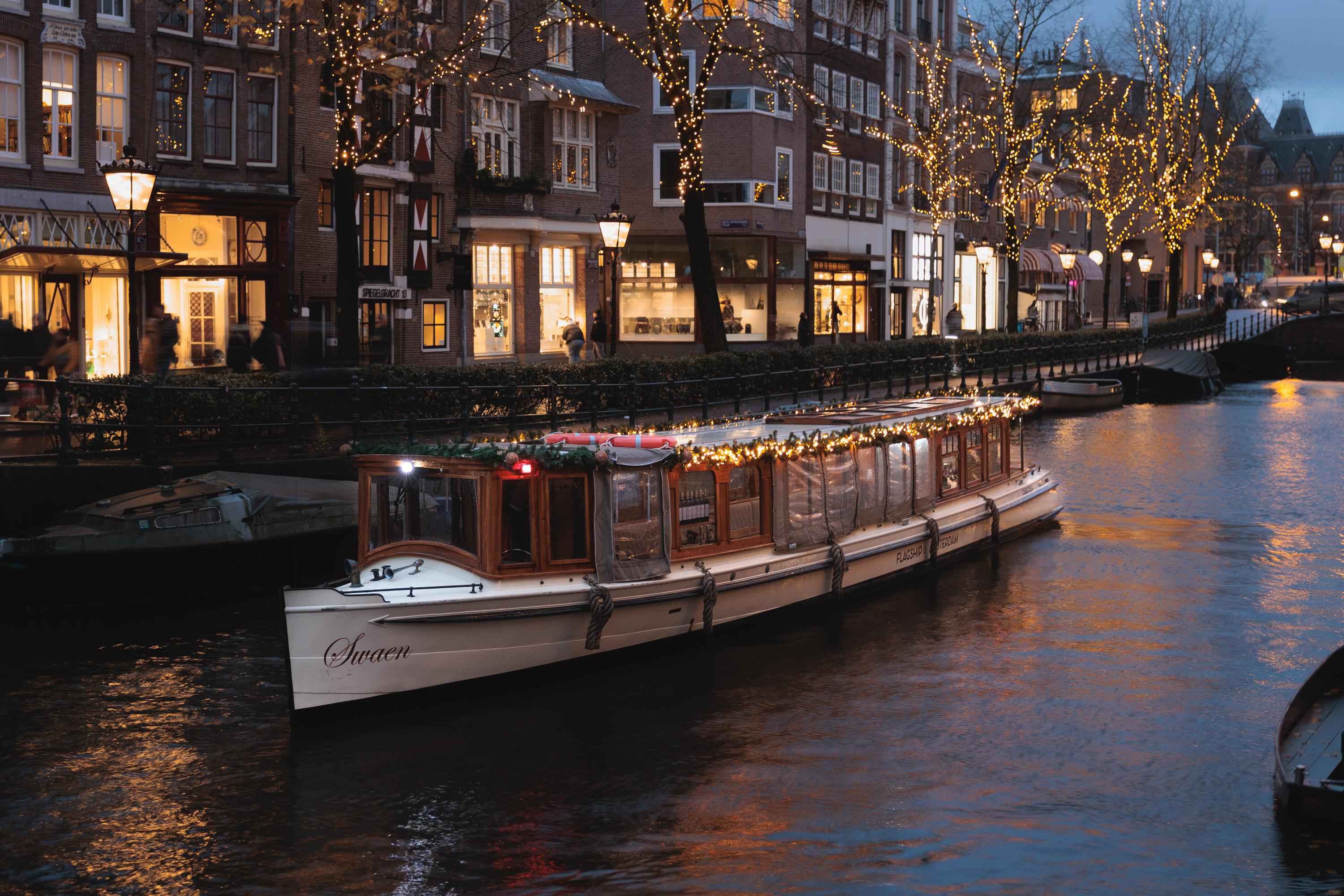 Amsterdam: Heated Canal Cruise with Unlimited Drinks & Bite – Amsterdam, Netherlands