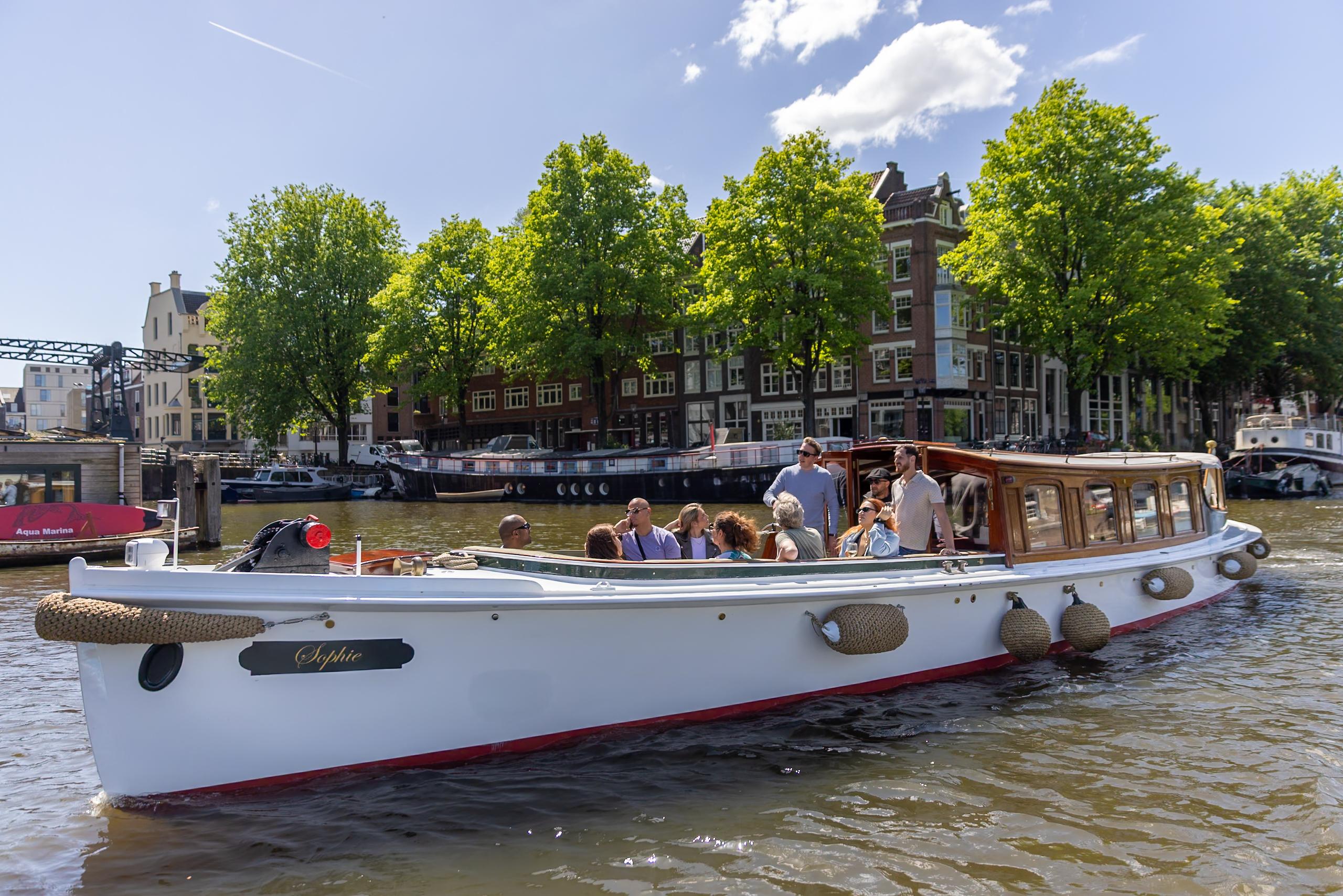 Amsterdam: Historic Boat Cruise with open bar and nibbles – Amsterdam, Netherlands
