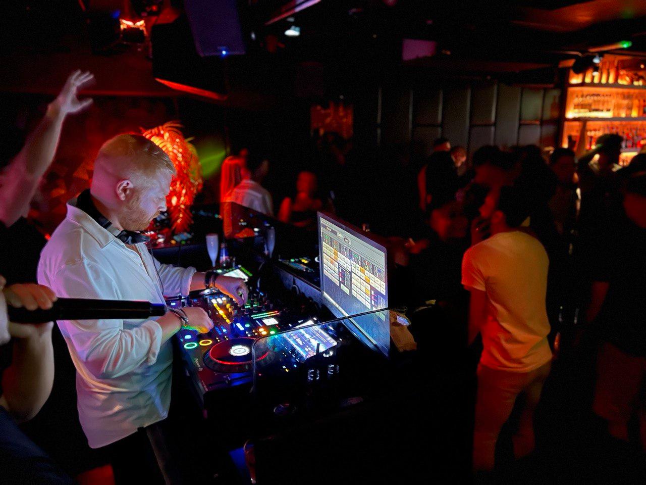 Amsterdam: New Year’s Eve Pub Crawl Party and VIP Club Entry – Amsterdam, Netherlands