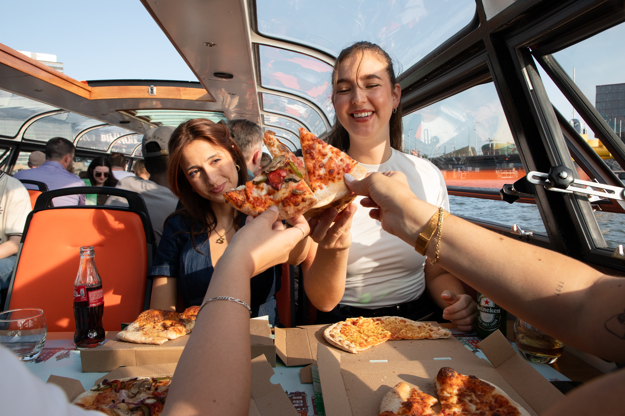 Amsterdam: Pizza Cruise with New York Pizza & Drinks – Amsterdam, Netherlands
