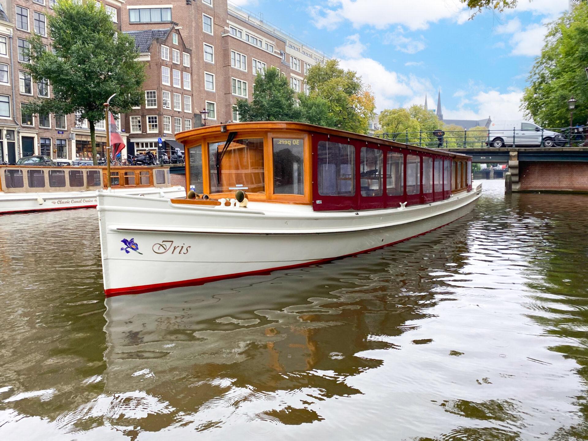 Amsterdam: Private Canal Cruise in German + Unlimited Drinks – Amsterdam, Netherlands