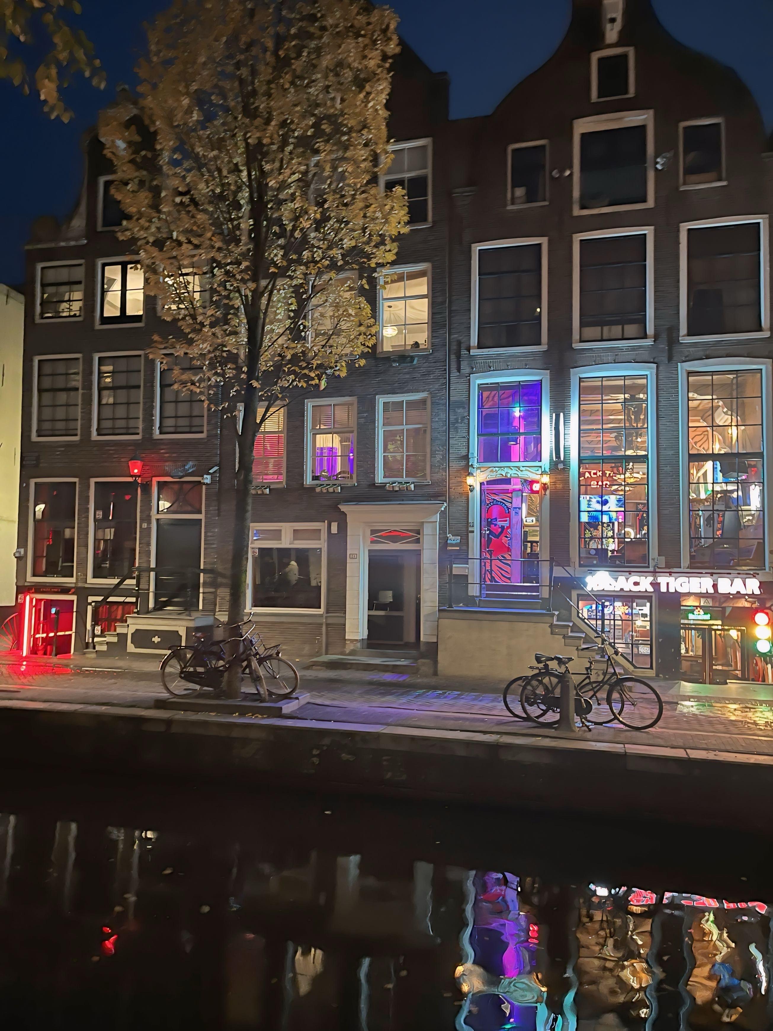 Amsterdam: Red Light Tour with Bar Visit + Free Drink and Stop at a Coffee Shop – Amsterdam, Netherlands