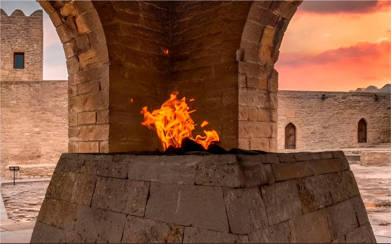 Baku: Gobustan Mud volcanos & Absheron Tour Lunch Included – Azerbaijan