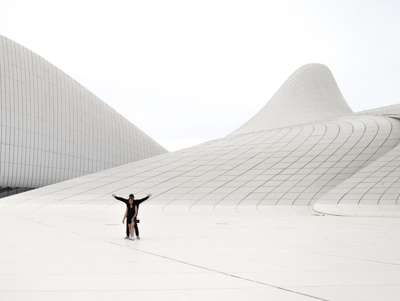 Baku: Heydar Aliyev Center & White City Bridge Photoshoot – Azerbaijan