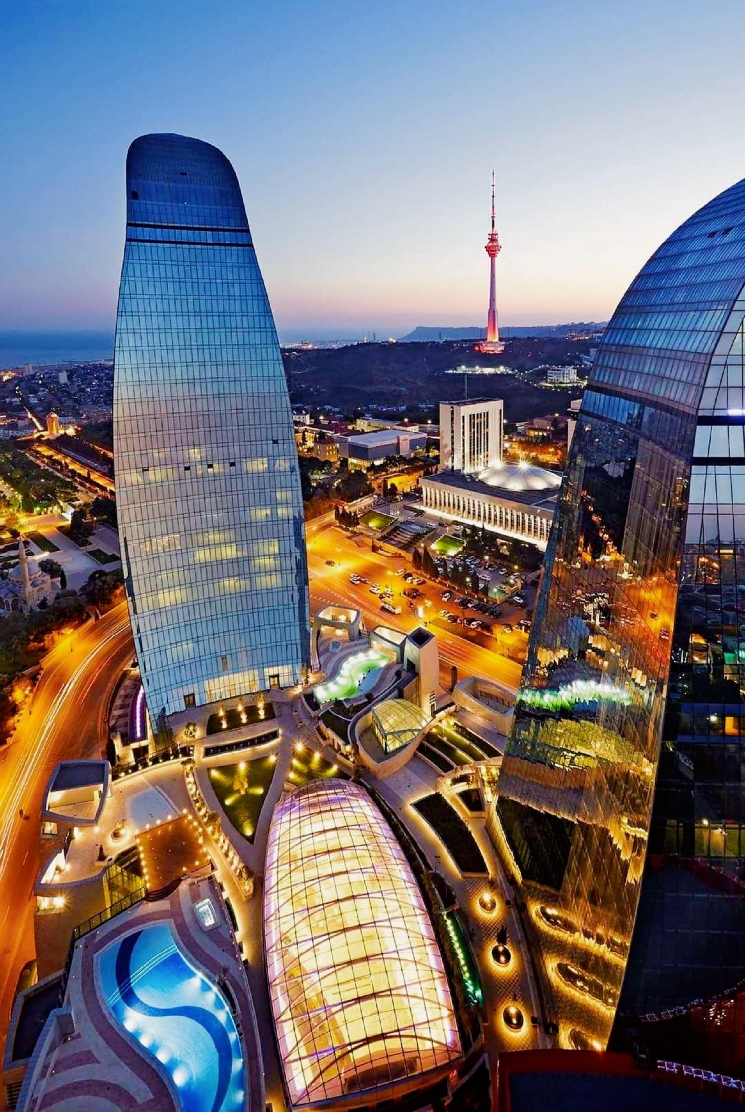 Baku: Light-Up Baku Walking Evening Tour – Azerbaijan