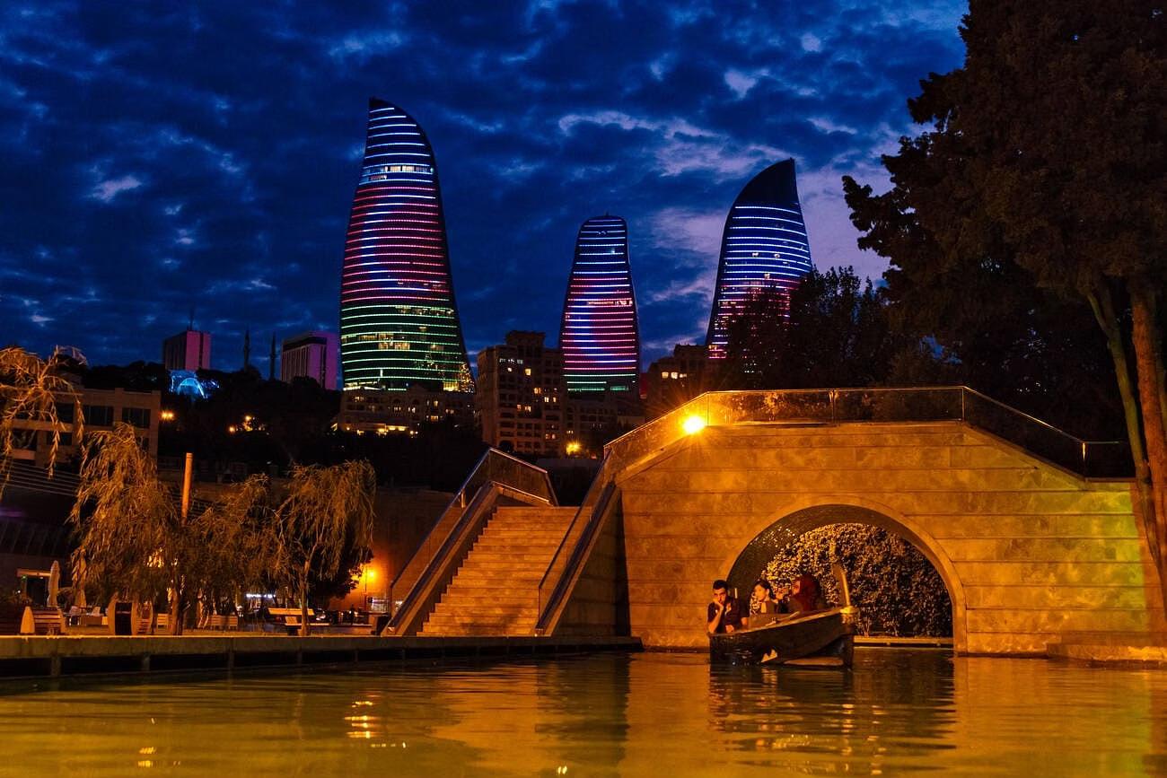 Baku: Night Tour with Guide – Azerbaijan