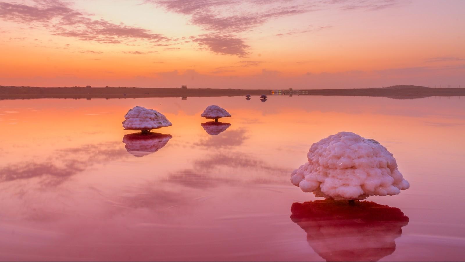 Baku: Pink Lake, Candy Cane & Beshbarmag Mountains – Azerbaijan