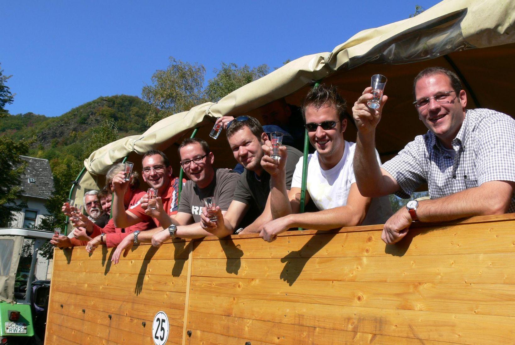 Bernkastel: Boat and covered wagon ride from/to Bernkastel-Kues – Moselle River, Germany