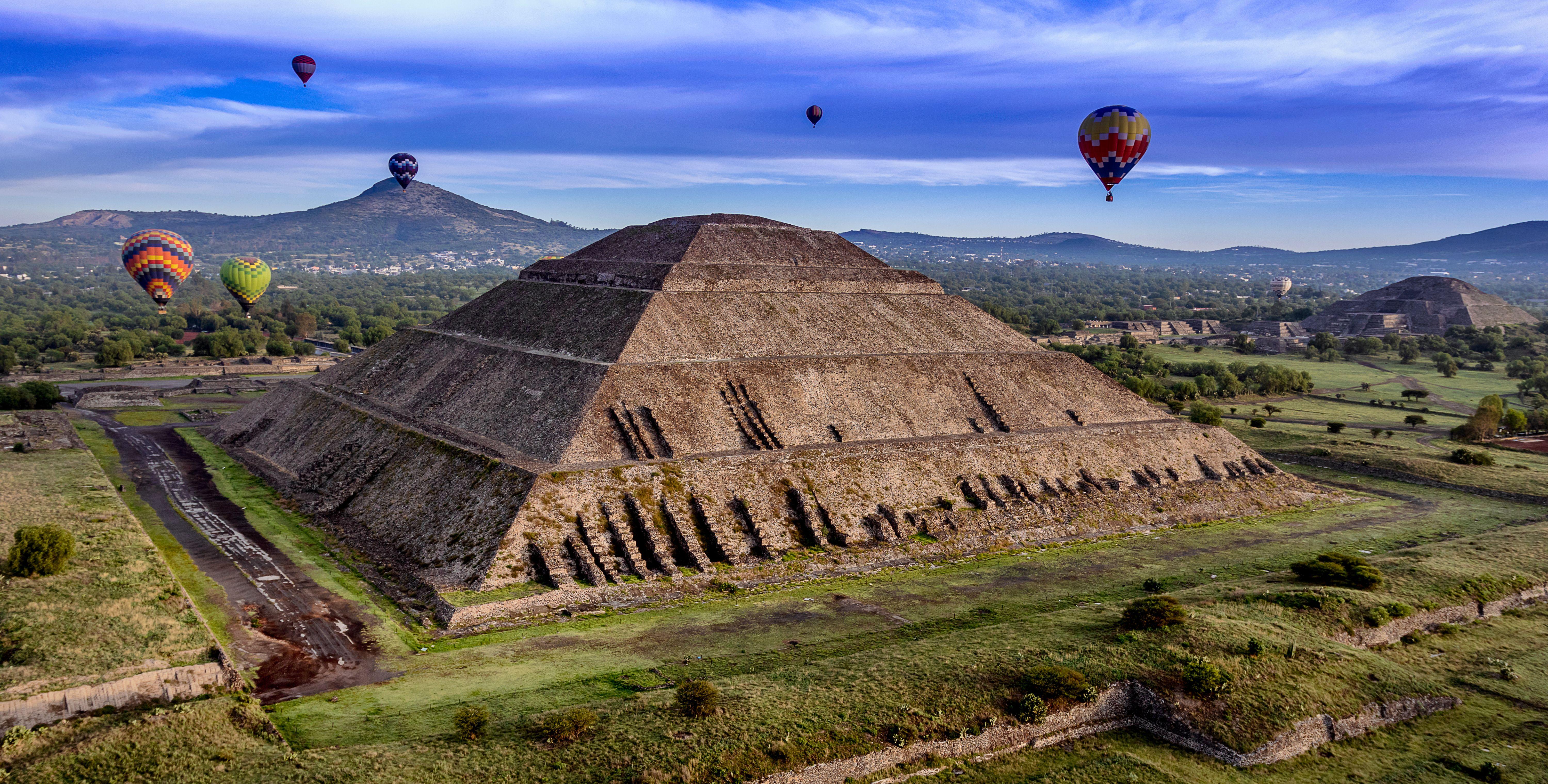 CDMX: Fly over Teotihuacan in a hot air balloon, with transfers and breakfast included. – Mexico City, Mexico