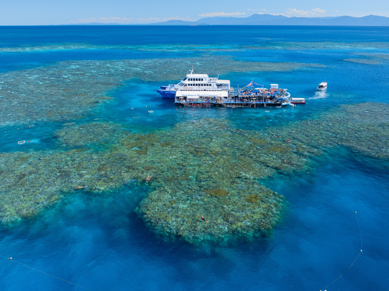 Cairns: Outer Great Barrier Reef Pontoon with Activities – Moore Reef, Australia