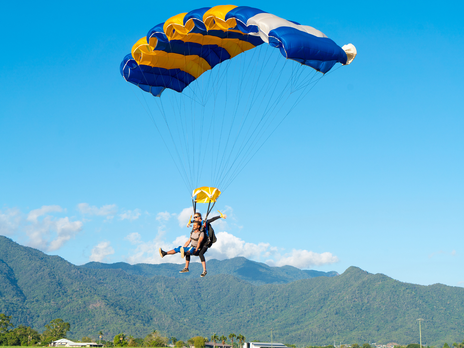 Cairns: Tandem Skydive Experience – Cairns, Australia