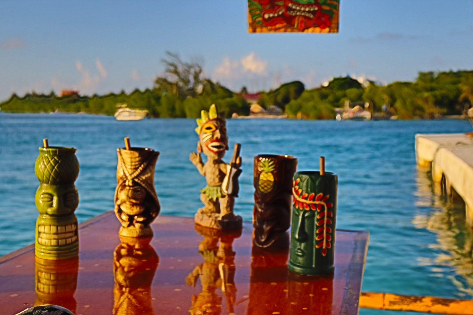 Caye Caulker: Tiki Bar Pontoon Boat Cruises – San Pedro, Belize