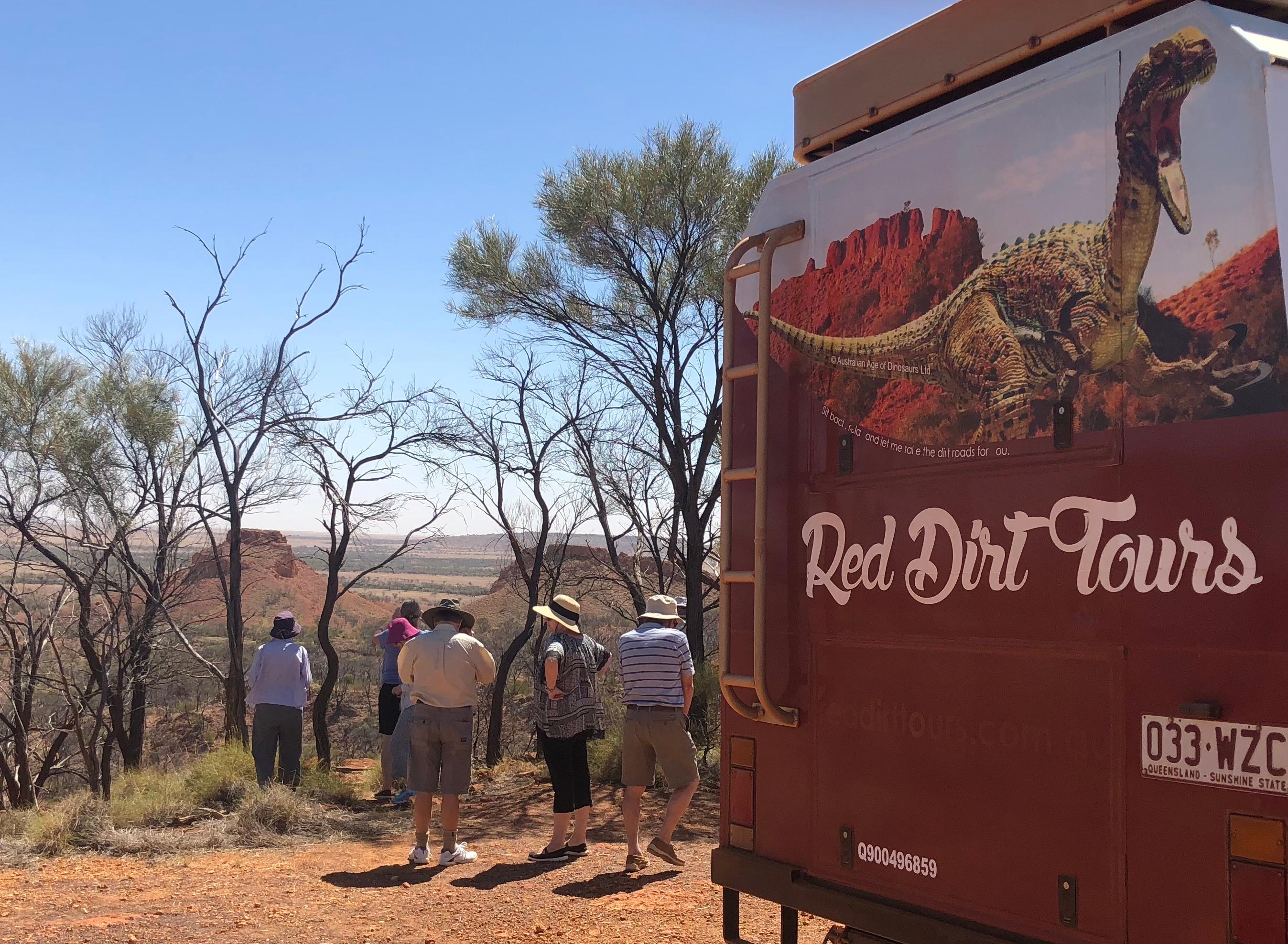 Dinosaur Stampede 3/4 Day Tour – Corfield, Australia