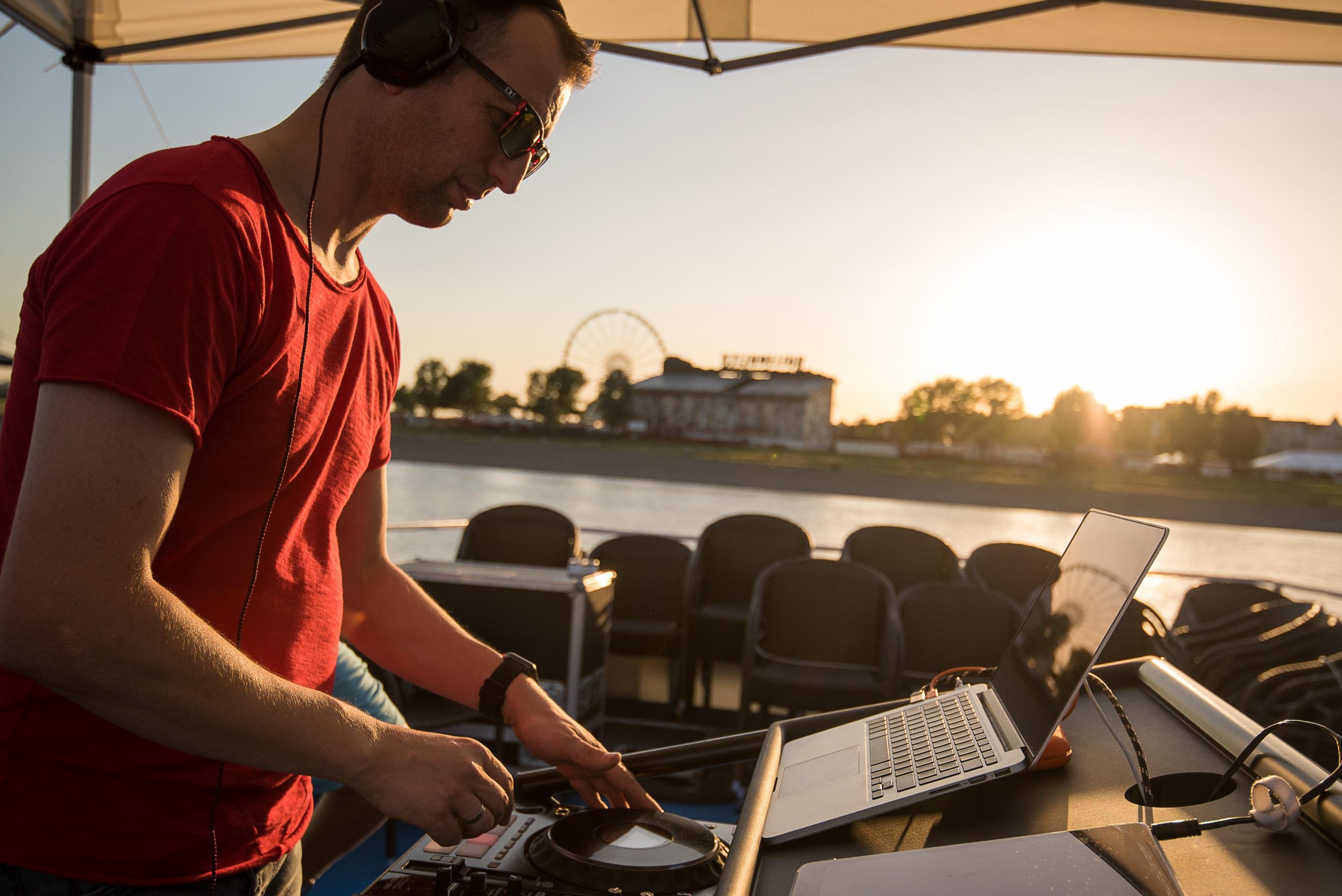 Düsseldorf: 2-Hour Evening Rhine River Cruise with Live DJ – Dusseldorf, Germany