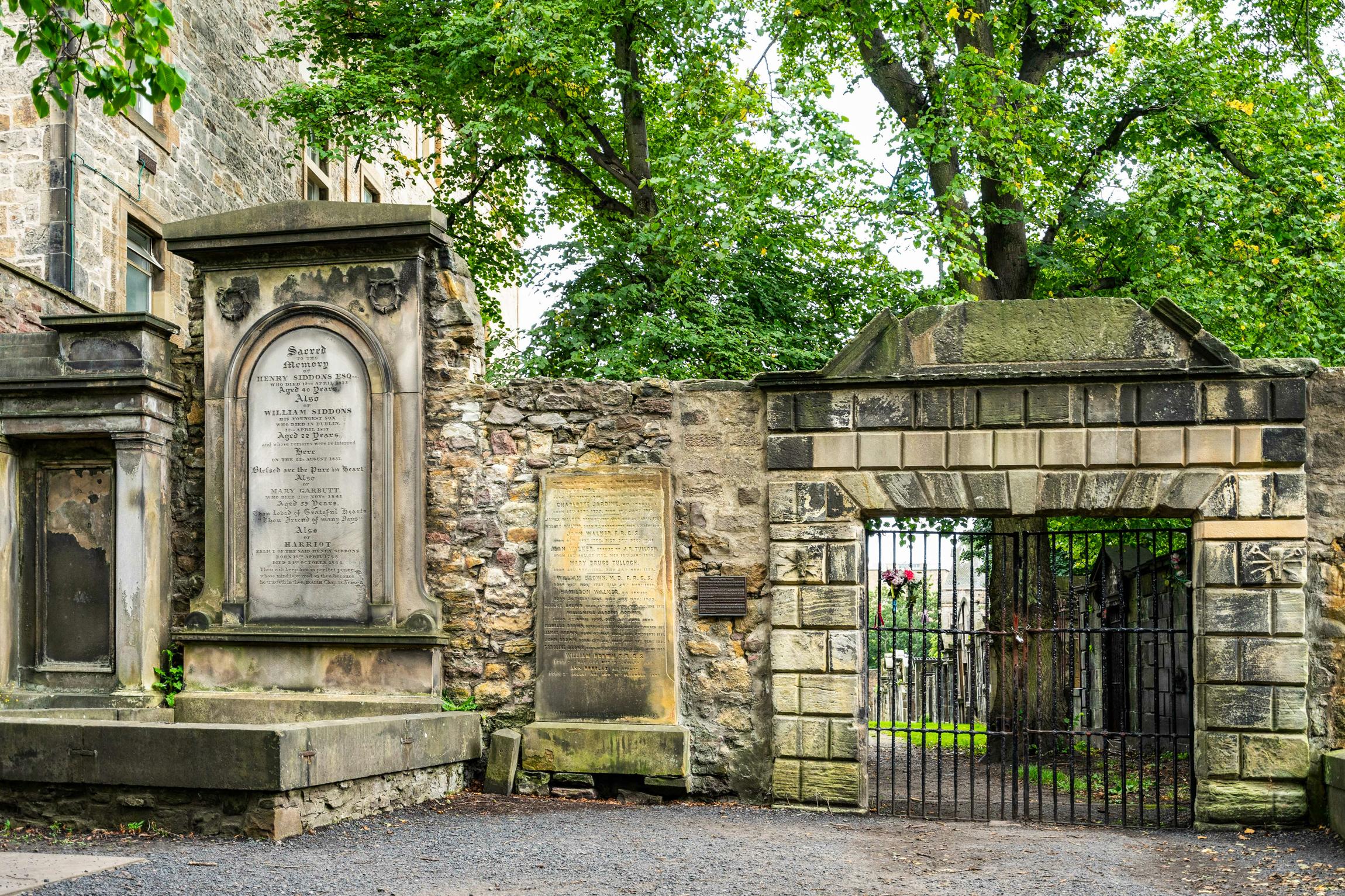 Edinburgh: Haunted Underground Vaults and Graveyard Tour – Edinburgh, United Kingdom