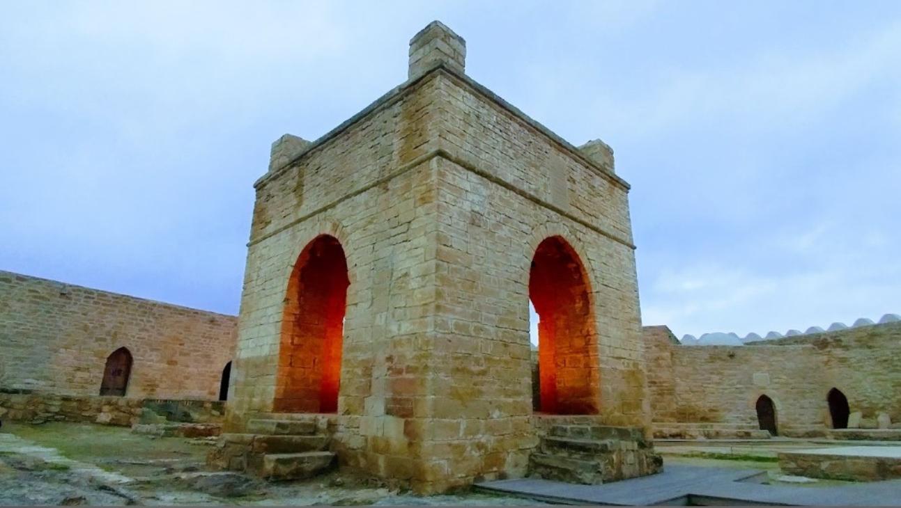 From Baku: Ateshgah Fire Temple and Yanar Dag Tour – Azerbaijan