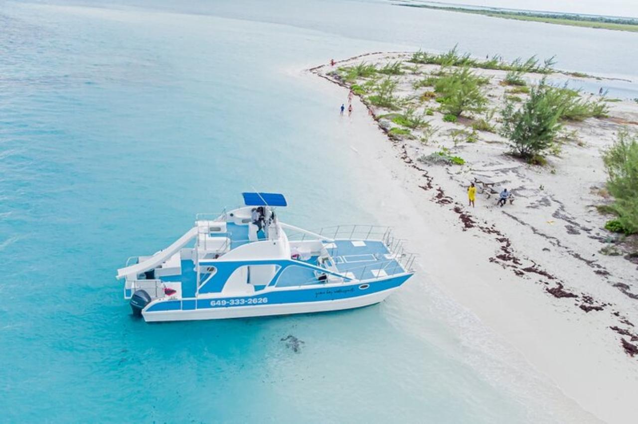 From Grace Bay: Private 4-Hour Catamaran Tour – Turks and Caicos