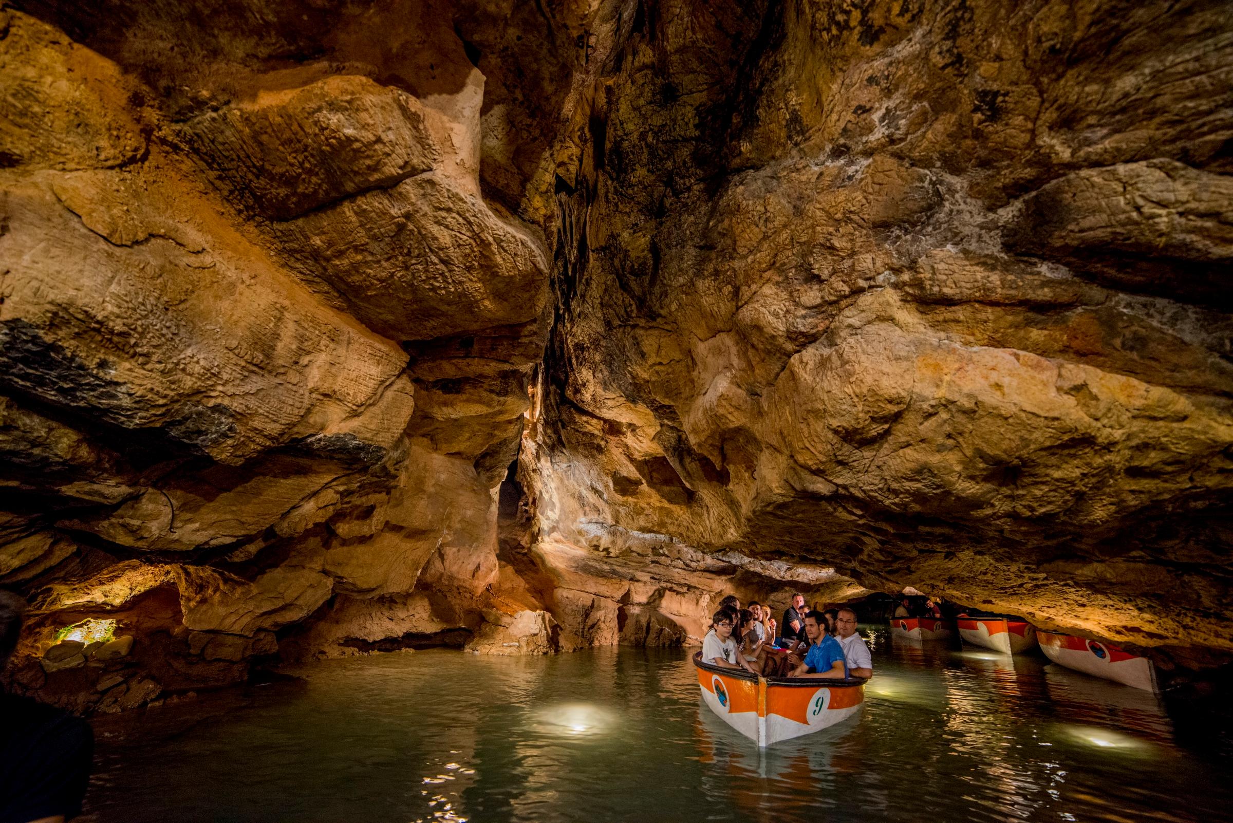 From Valencia: Bus + Cueva de Sant Josep Boat Tour + Guide – La Vall d’Uixó, Spain