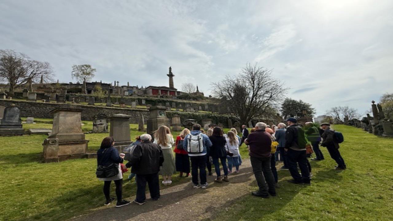 Glasgow Necropolis: Small Group Tour with Local Guide – Glasgow, United Kingdom