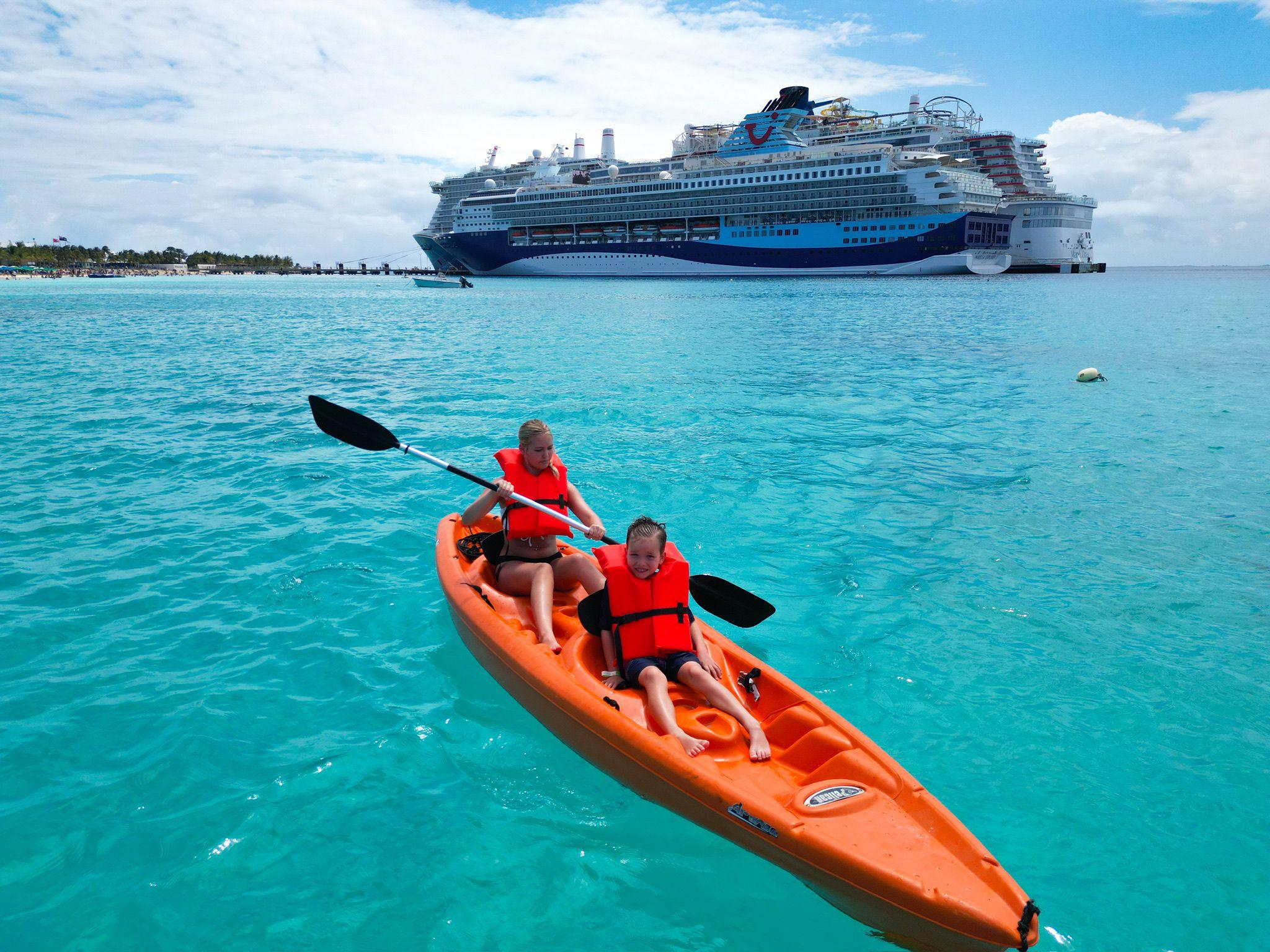 Grand Turk Cruise Port: Guided Kayak Tour with Beach Time – Turks and Caicos