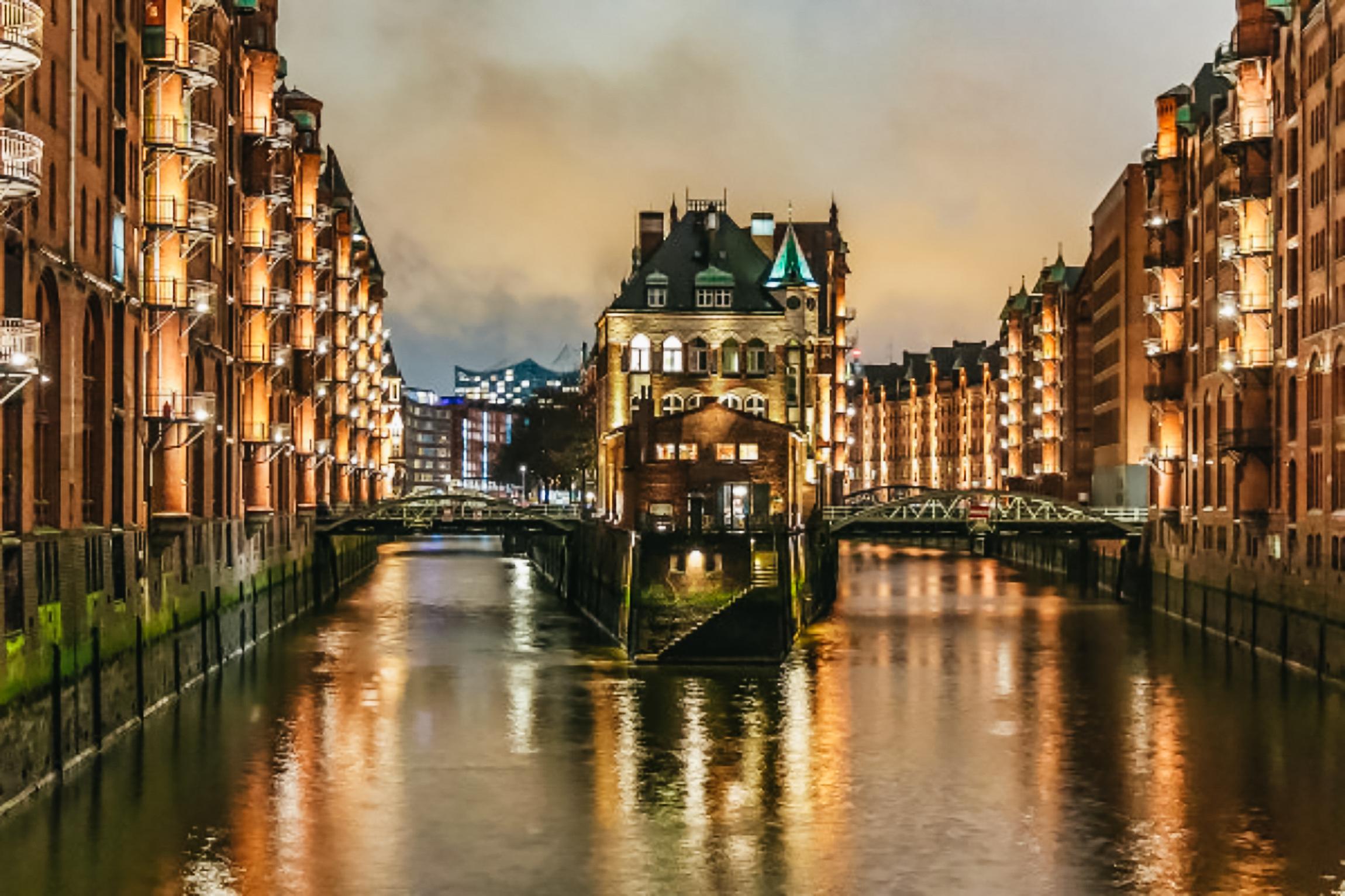 Hamburg: 1.5h Grand Harbor Evening Lights Cruise – Hamburg, Germany