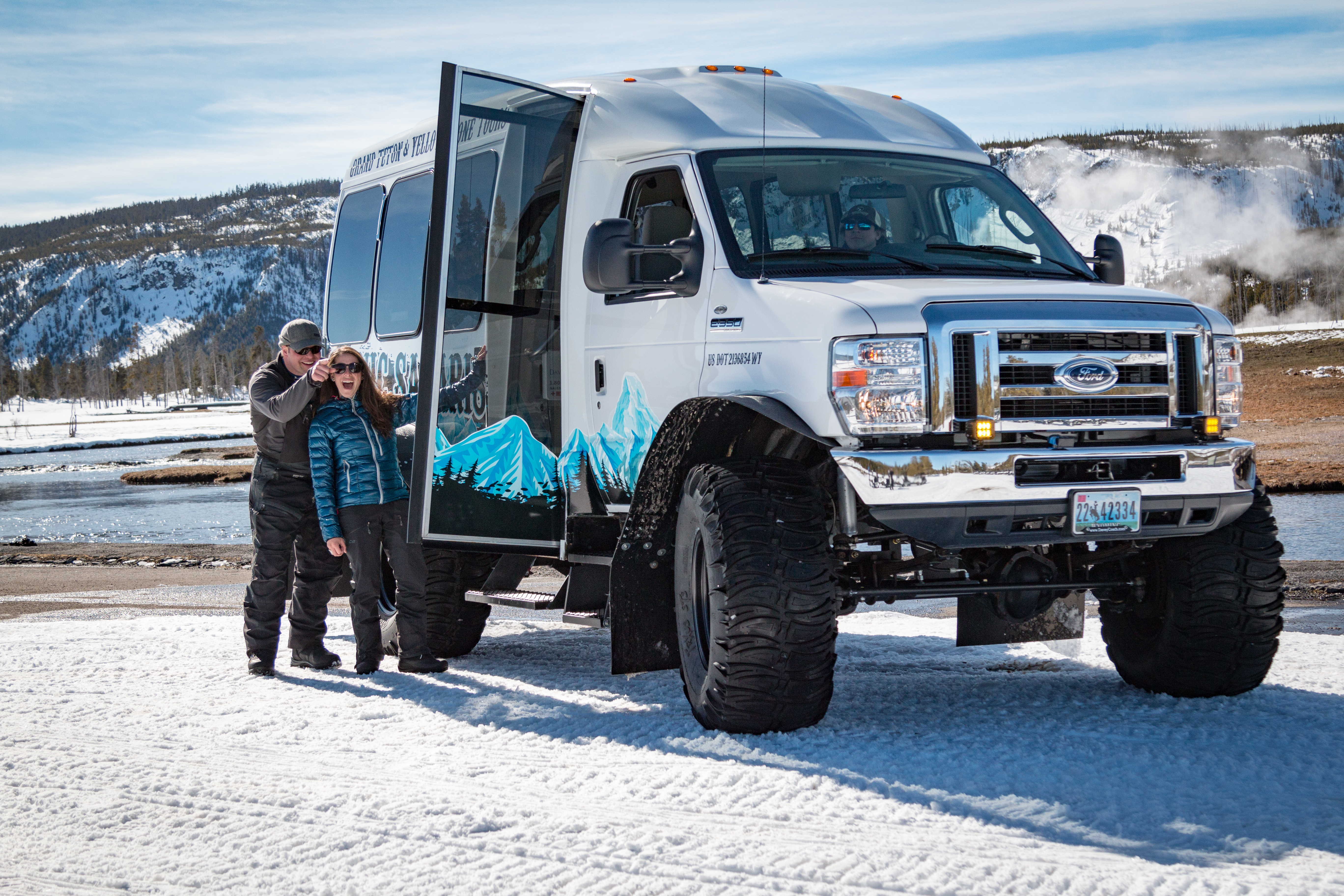 Jackson: Yellowstone Snowcoach Tour to Old Faithful – West Thumb Geyser Basin Trail, Wyoming