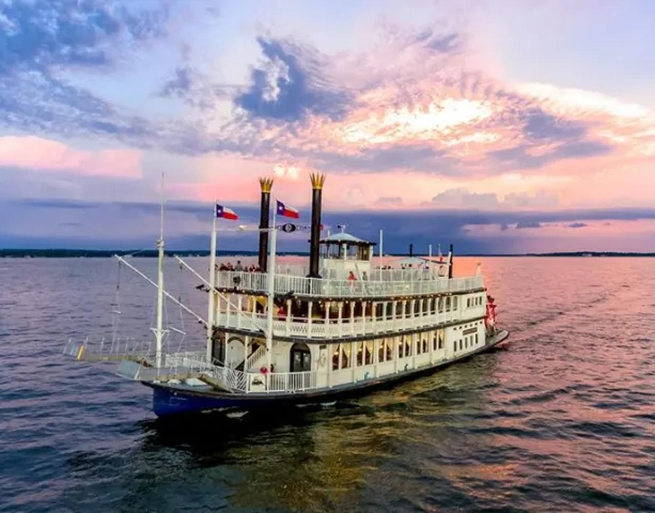 Lake Conroe: Sunset Dinner Cruise with Live Music – Conroe Lake, Texas