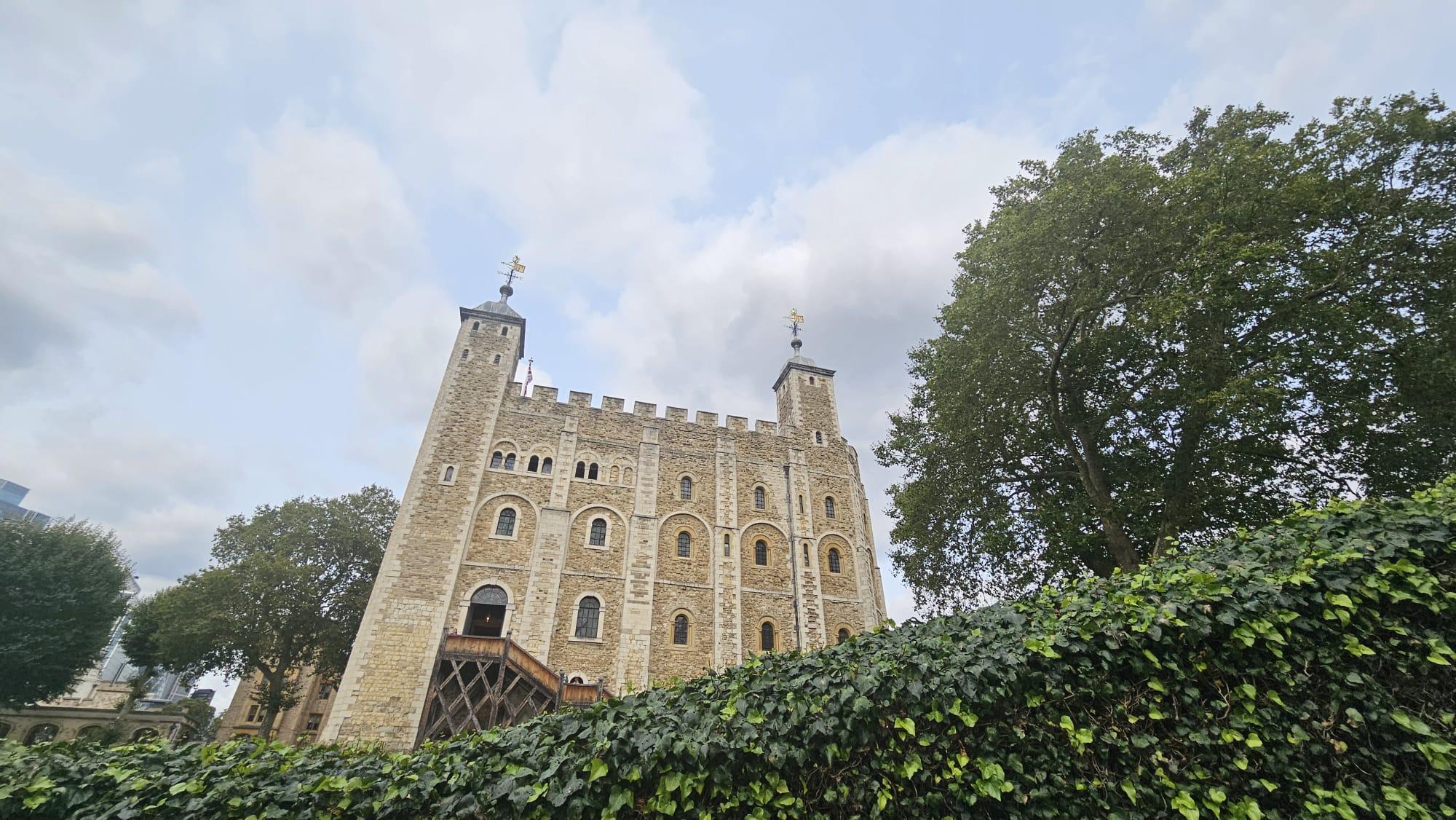 London: Tower of London and Crown Jewels Easy Access Tour – London, United Kingdom