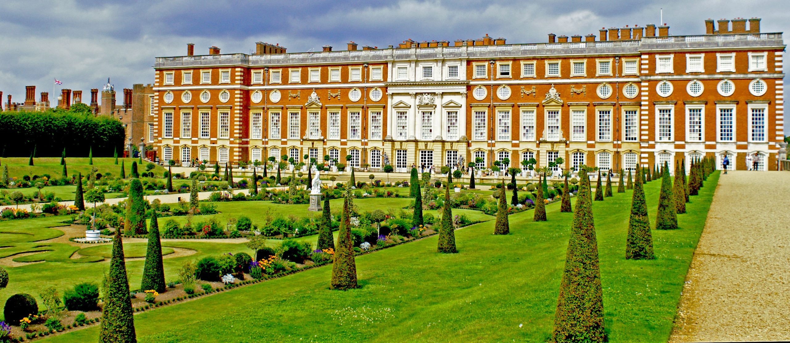 London: Windsor, Hampton Court Palace with Free Snack Pack – London, United Kingdom