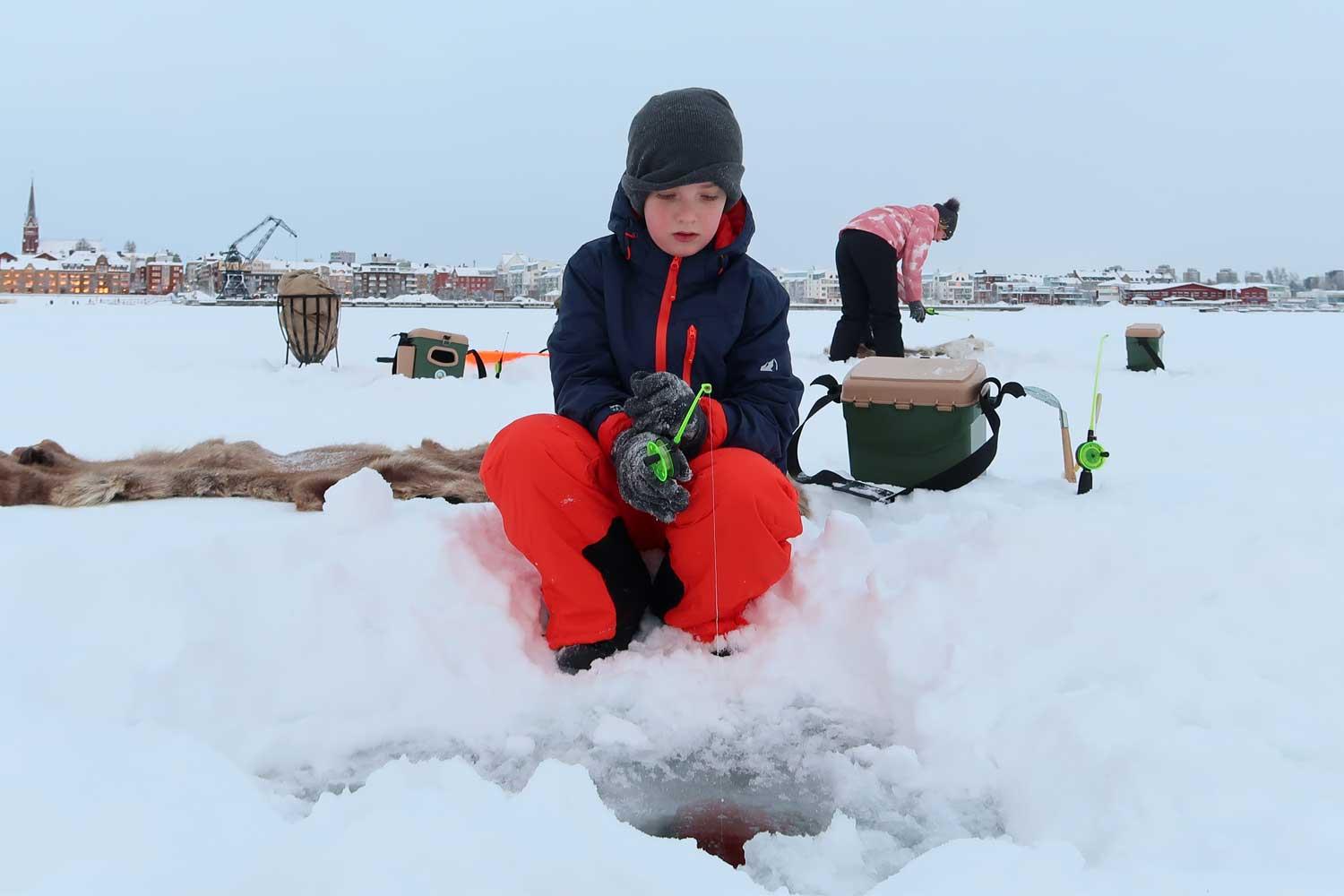 Lulea: Ice Fishing Tour in the heart of the city with Guide – Luleå, Sweden