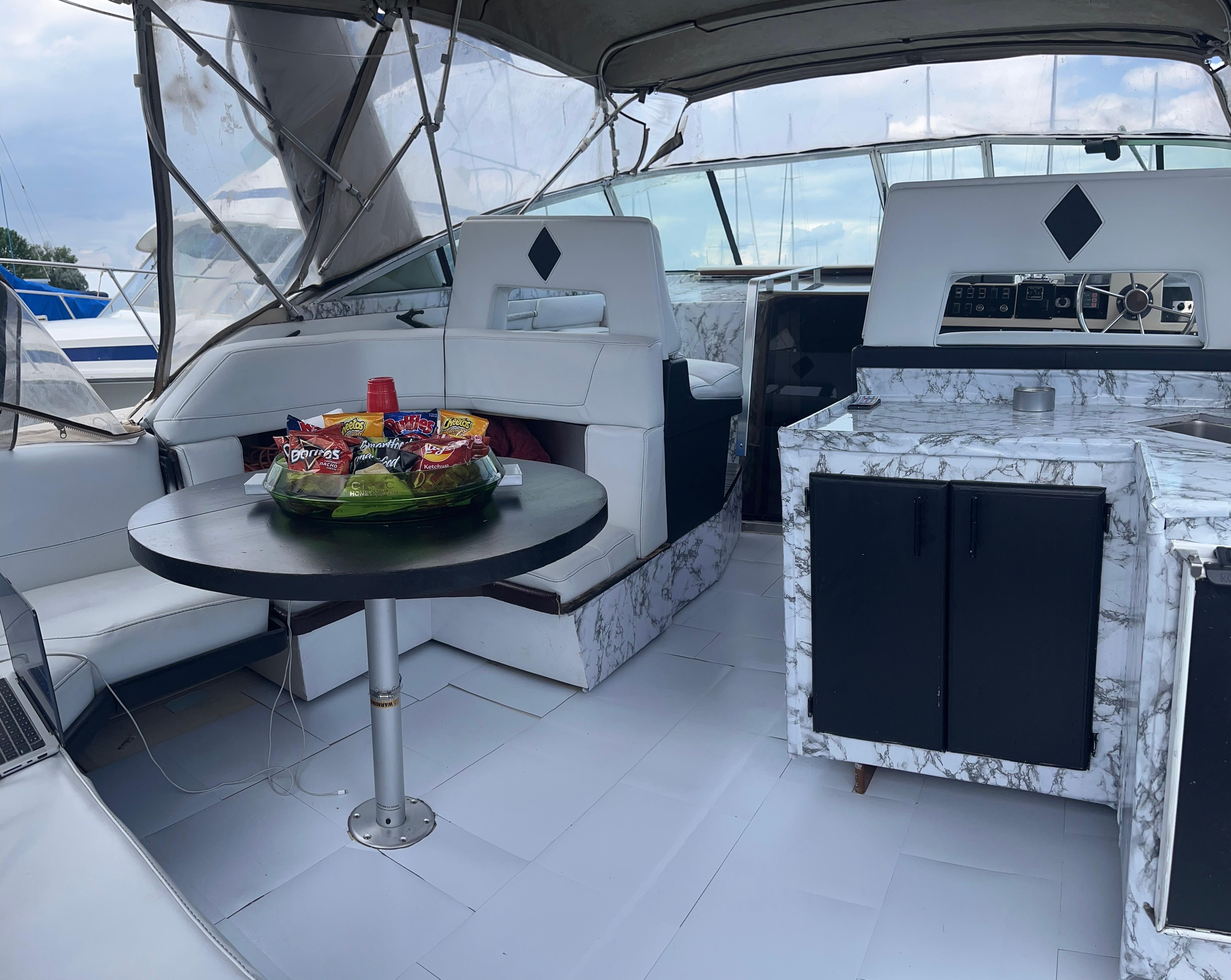Luxurious 40ft Yacht Charter – Toronto, Canada