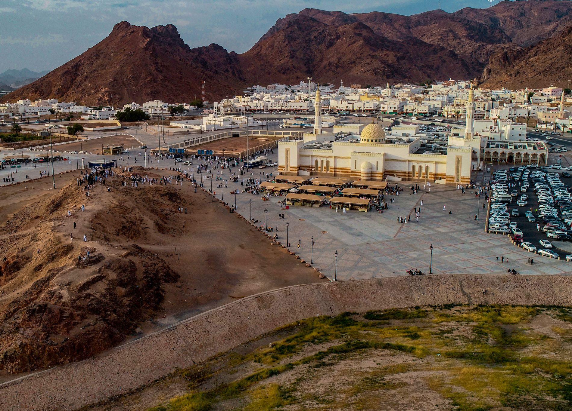 Madinah: Seerah Landmarks Tour with Guide and VIP Car – Saudi Arabia