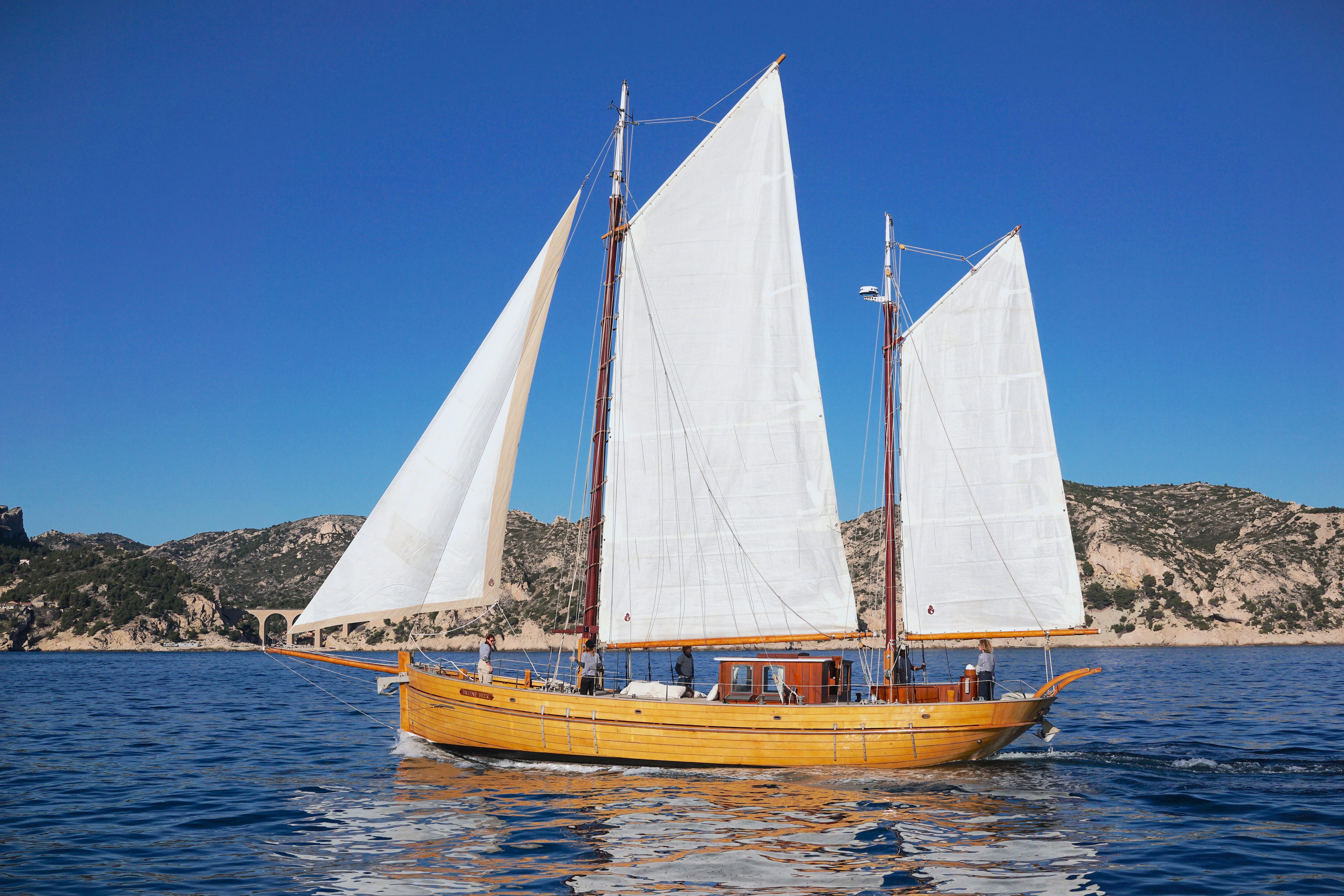 Marseille: Day sailing in the heart of the Calanques with organic lunch and wine – Marseille, France