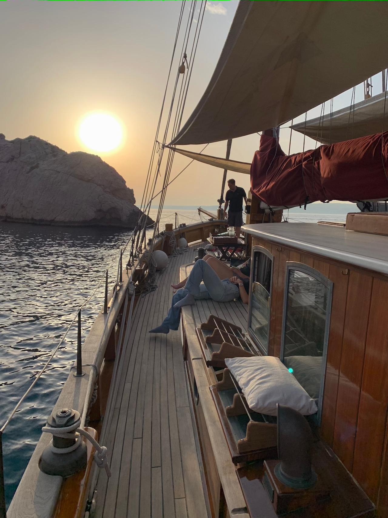 Marseille: Evening sailboat cruise in the Calanques du Frioul with buffet and organic wine – Marseille, France