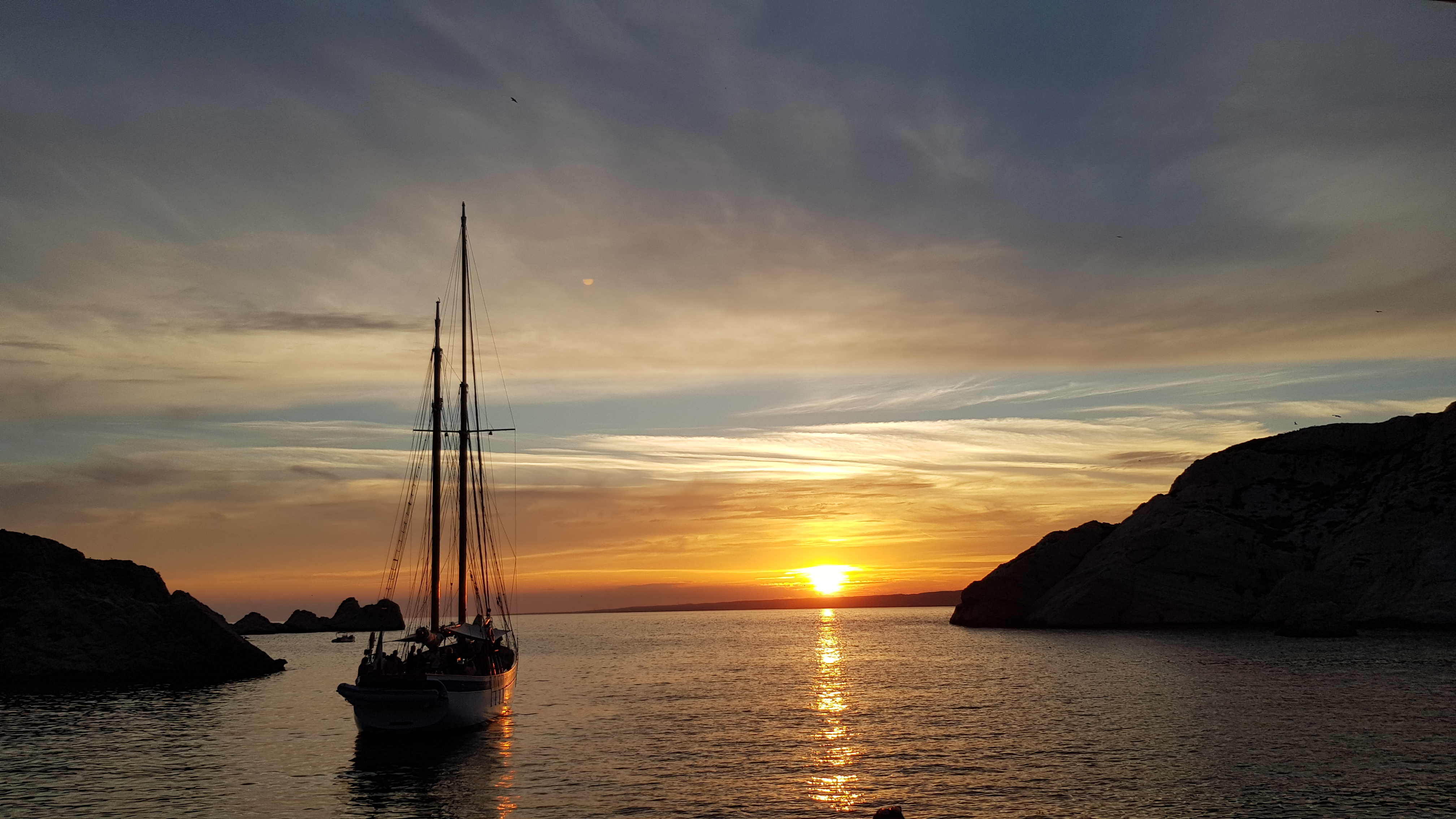 Marseille: Sunset Sailing Cruise with Dinner and Wine – Marseille, France