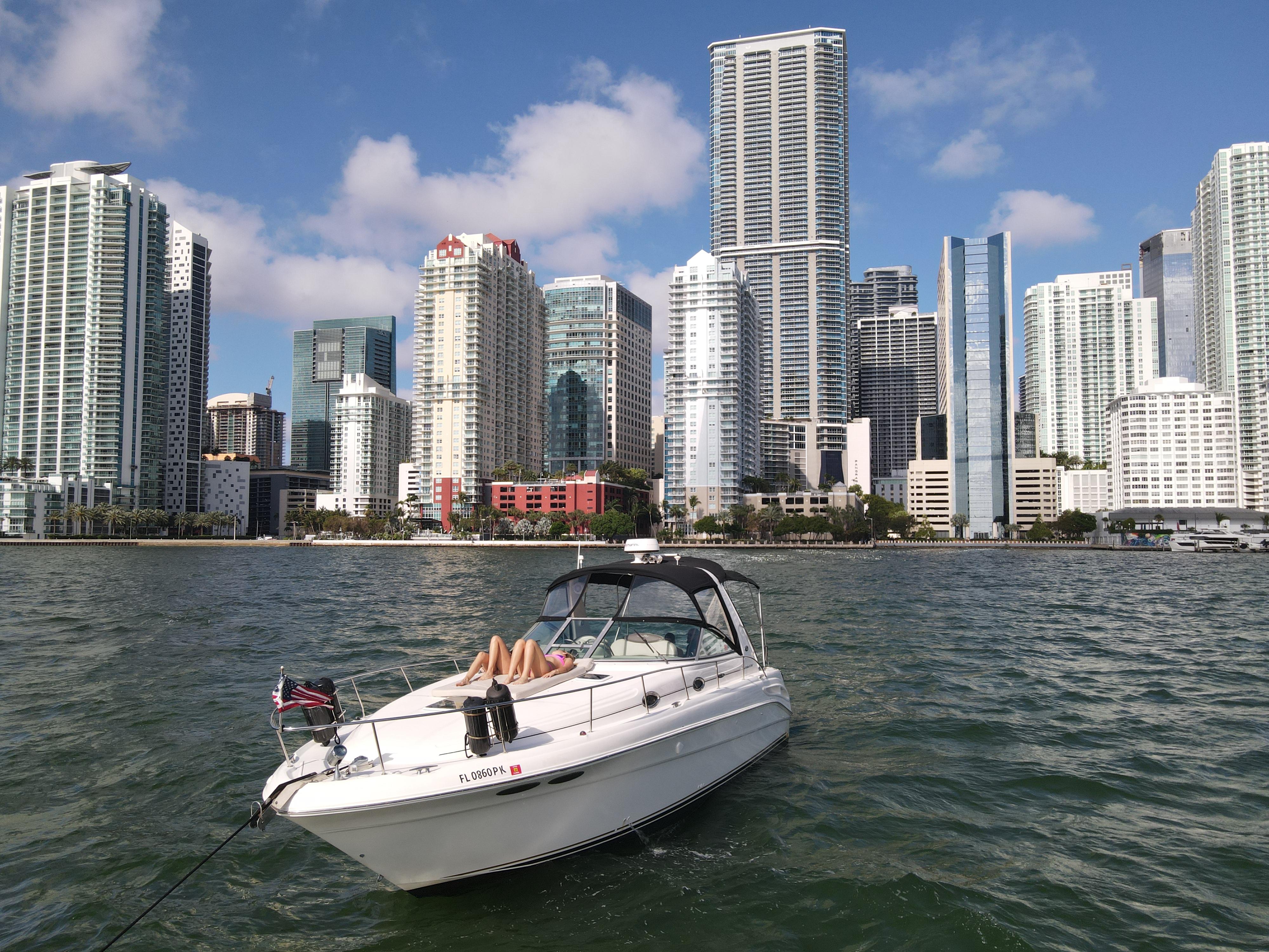 Miami: Private Boat Tour with Captain and Skyline Views – Miami, Florida