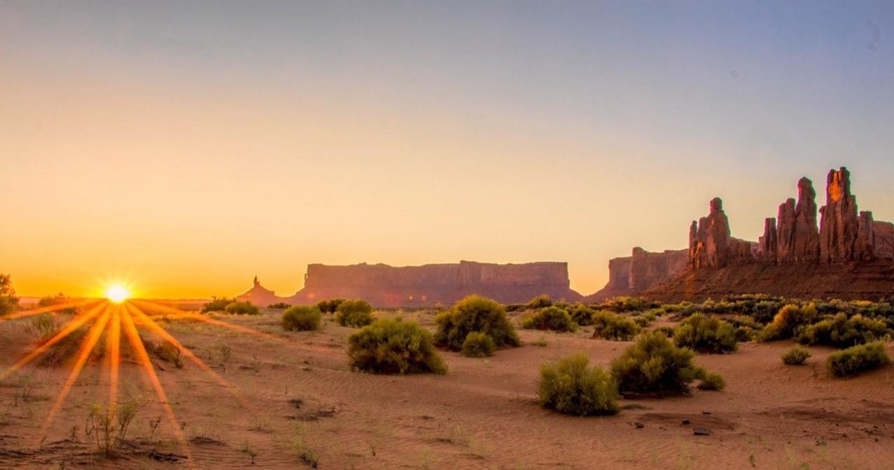 Monument Valley: Sunrise or Sunset Tour with Navajo Guide – John Ford Point, Utah