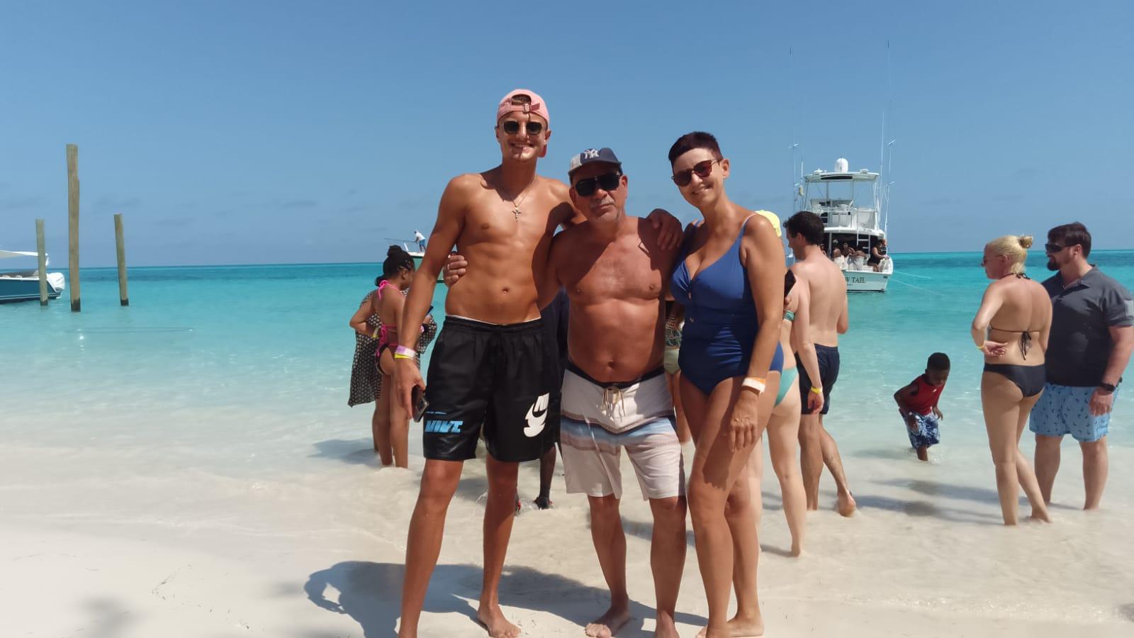 Nassau: Swimming Pigs Private Boat Tour – Up to 7 Persons – Nassau, Bahamas
