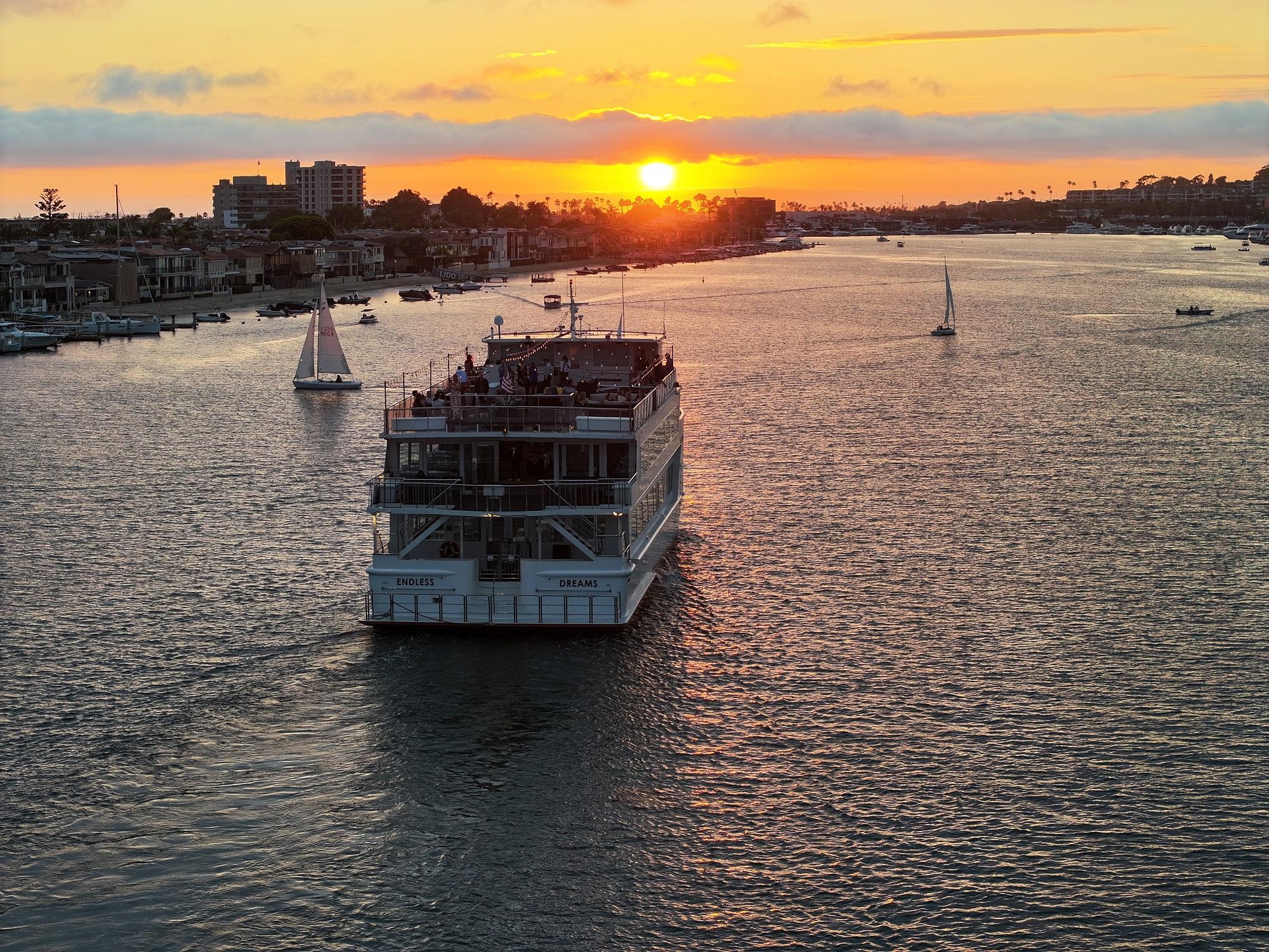 Newport Beach: City Cruises Weekend Dinner Cruise with DJ – Newport Beach, California