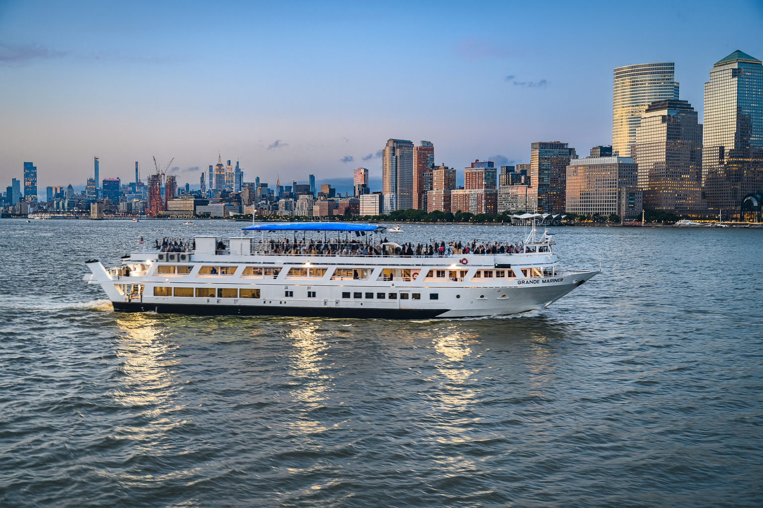 Noche de El Grito: Mexican Independence Day Cruise in NYC – New York City, New York