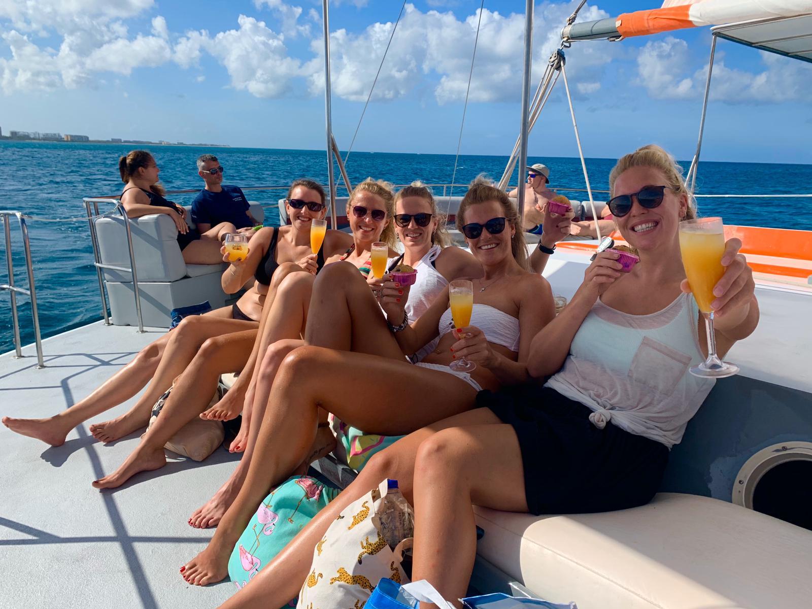Noord: Morning Catamaran Tour with Snorkeling, Food & Drinks – Aruba