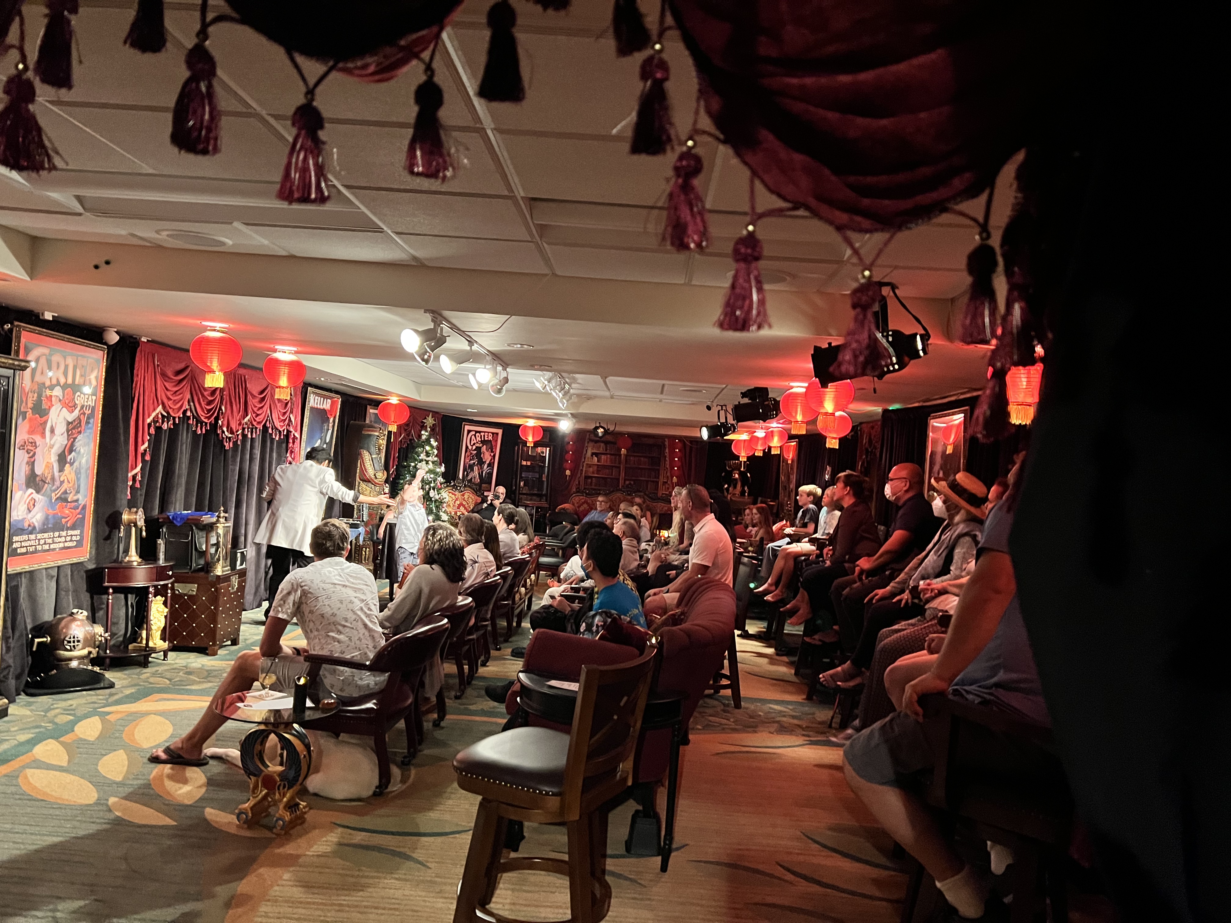 Oahu: Hilton Waikiki Beach Hotel Magical Mystery Show – Honolulu, Hawaii