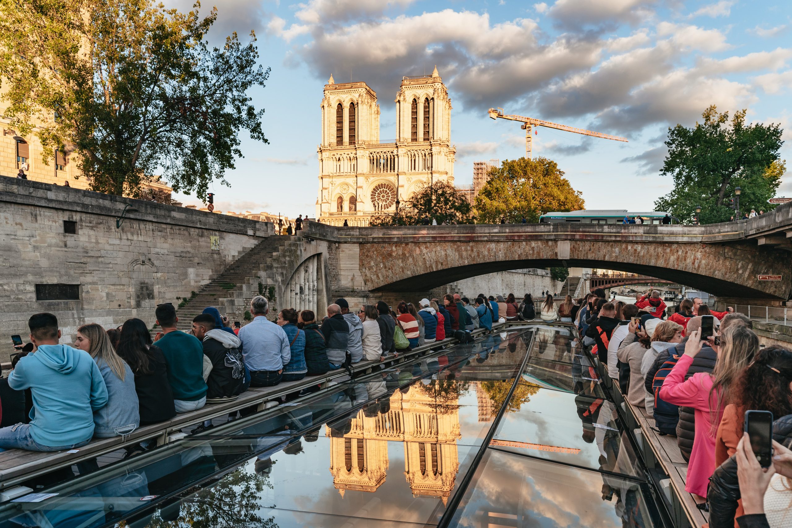 Paris: 1-Hour Sightseeing Cruise and 3-Course Bistro Dinner – Paris, France