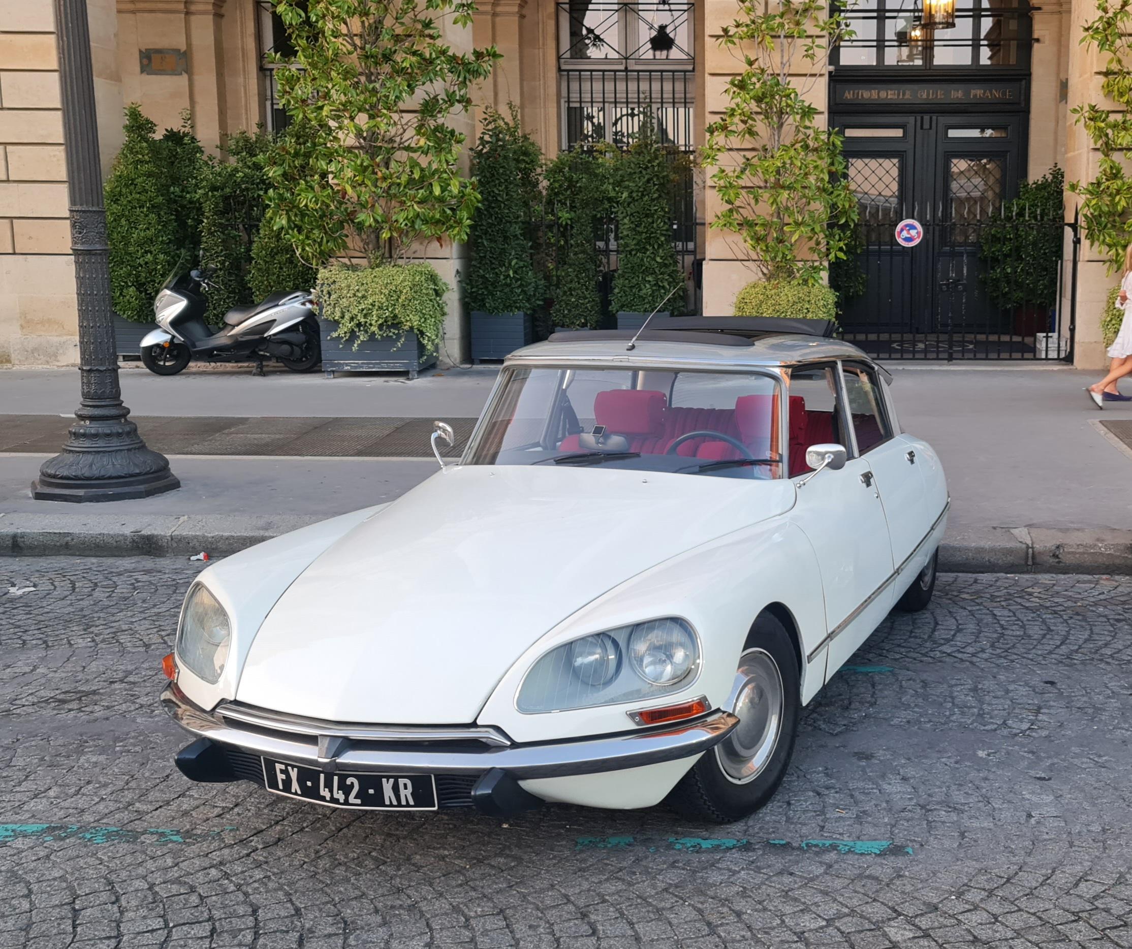 Paris: City Discovery Tour by Vintage Citroën DS Car – Paris, France