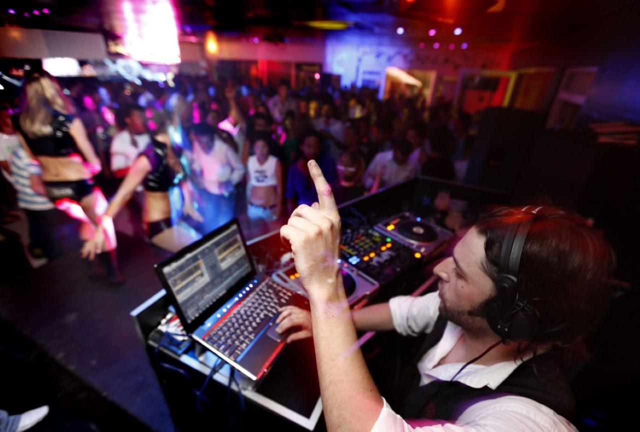 Port Elizabeth: Nightlife Tour with Dinner and Transport – Gqeberha, South Africa